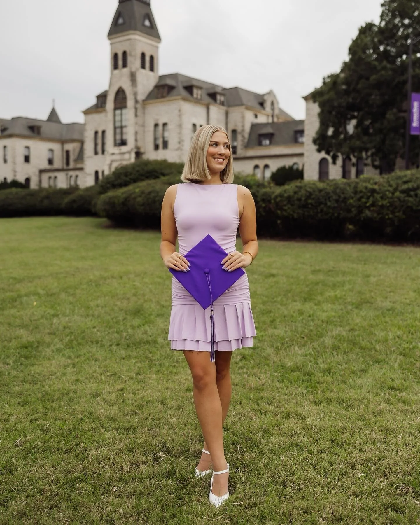 LINDSEY!!! 🌷😇🍾💫

I had SO much fun taking Lindsey&rsquo;s grad pictures the other week!! She was my first ever senior session 5 years ago&hellip; so this was such a full circle for moment for me. Always so fun taking pictures for repeat clients a