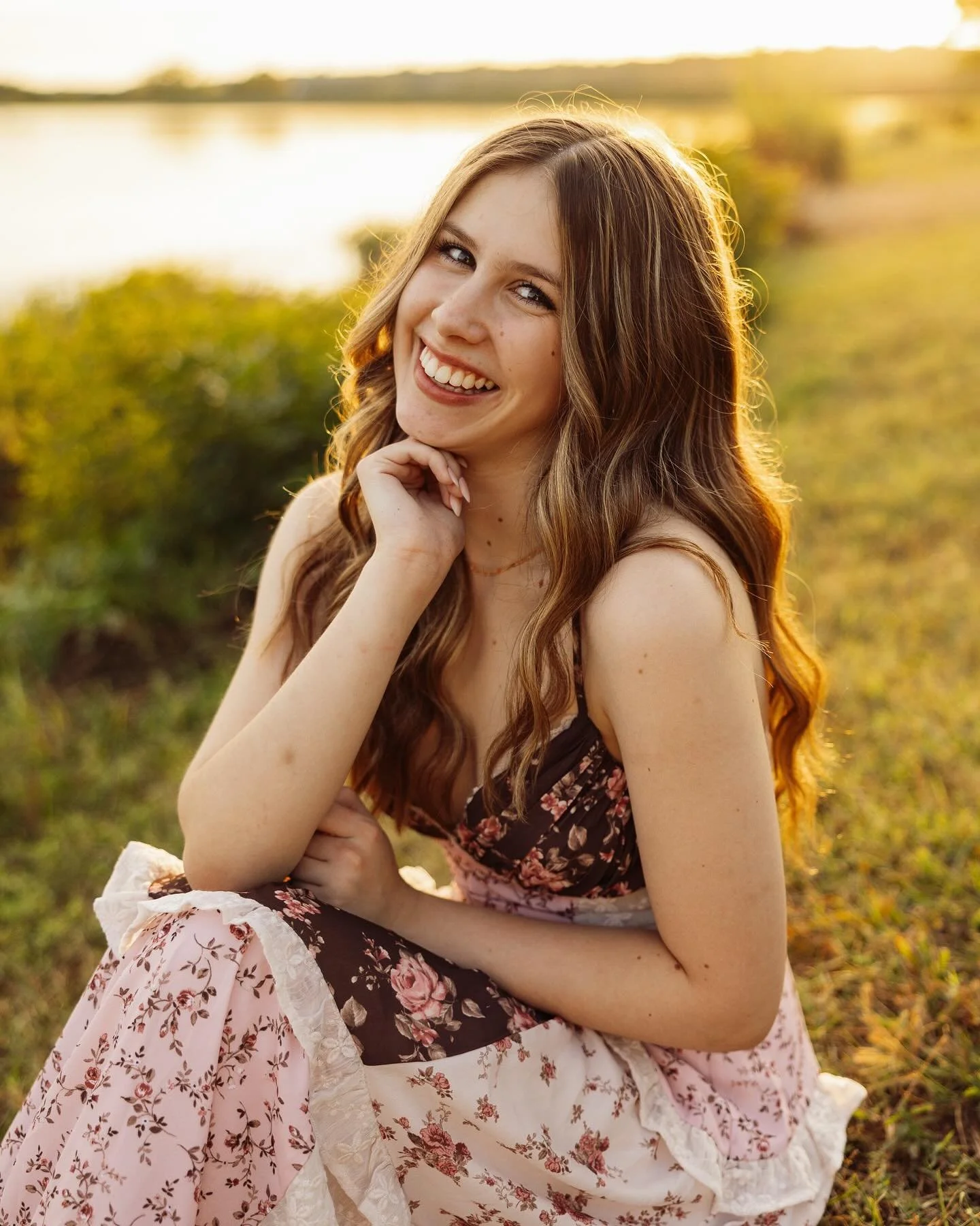 OLIVIA!!! 🌾🌞🍓✨

#SeniorSunday for Olivia!! We had a fun evening running around the park &amp; the golden hour light hit perfectttt 💫💫💫