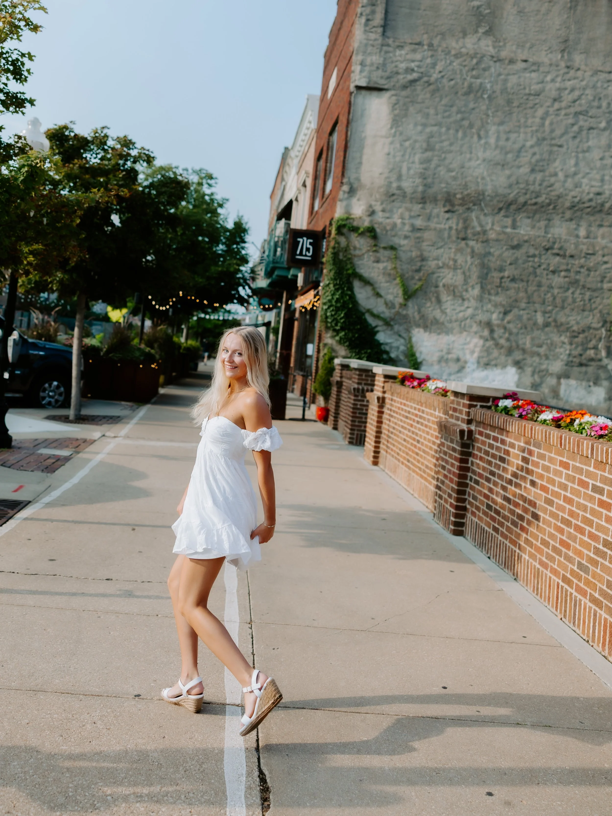 Ran around Lawrence with @carolinekring30 &amp; it was the best morning!!!🌞💫✨

A 5am wake up call is worth it when you beat the summer heat + get photos like this. Loved exploring some new spots in Lawrence with Caroline!!!

#kansasphotographer #se