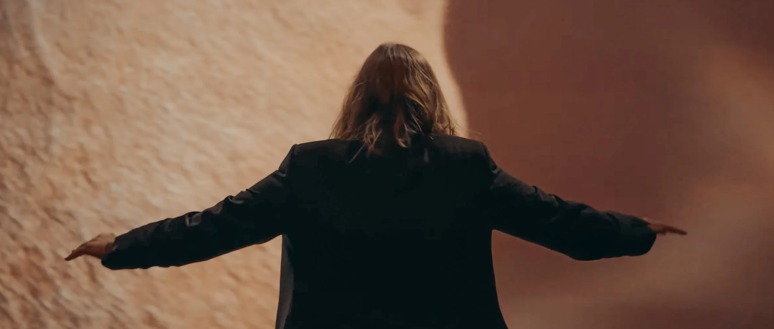 Netflix Power of the Dog Exposé still with the composer of the score