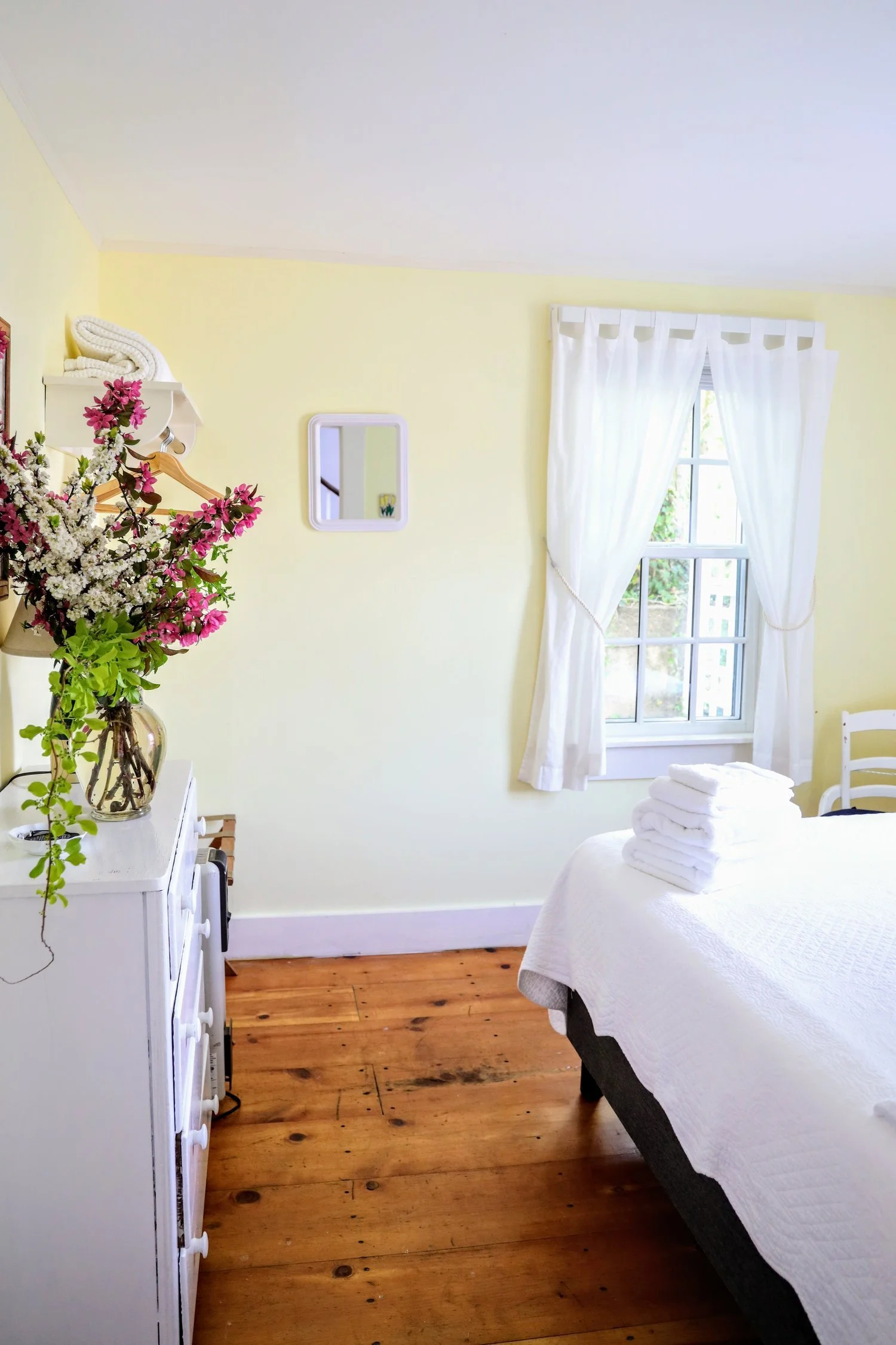 An image of a room at the guest house.