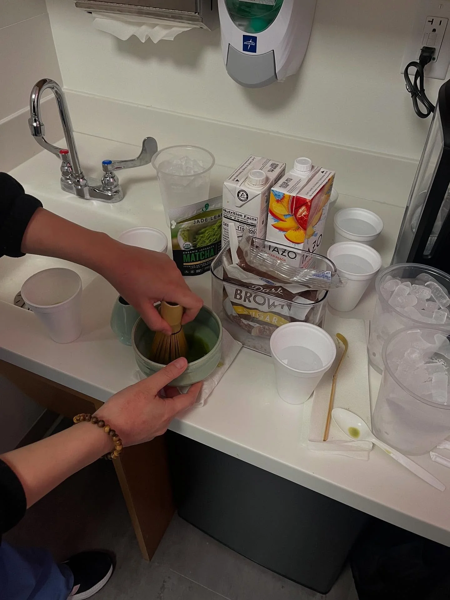 Thursday Tea 🍵 our inpatient team had a time making matcha, chai, and peach mango teas for a morning treat
#matchalatte #familymedicineresidencyprograms #familymedresidency #residencylife