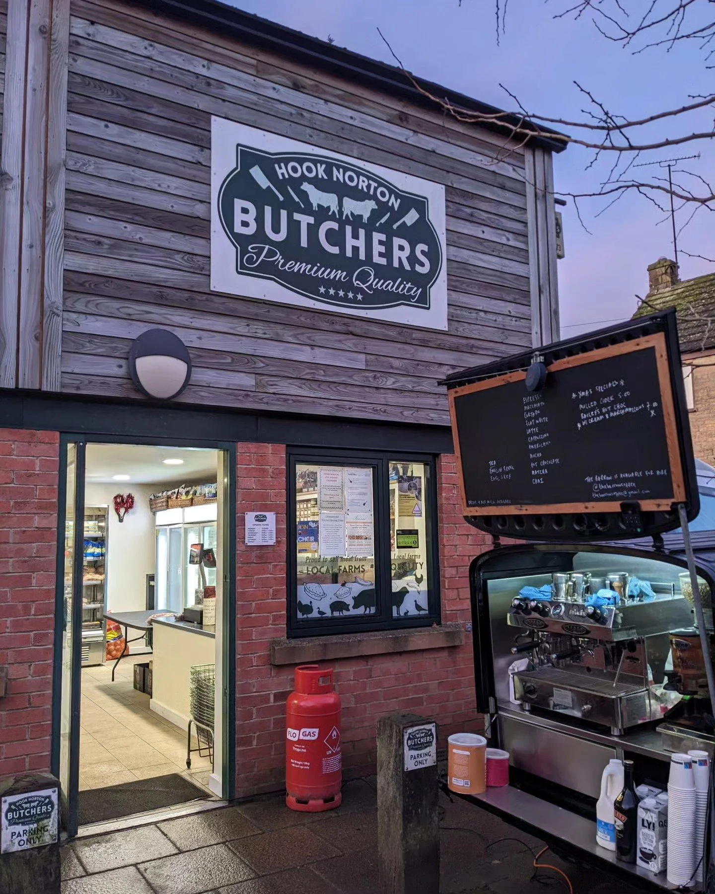 Serving up your much needed coffee this Christmas eve at @hook_norton_butchers 
.
.
.
.
#hooknorton #event #coffee #christmas