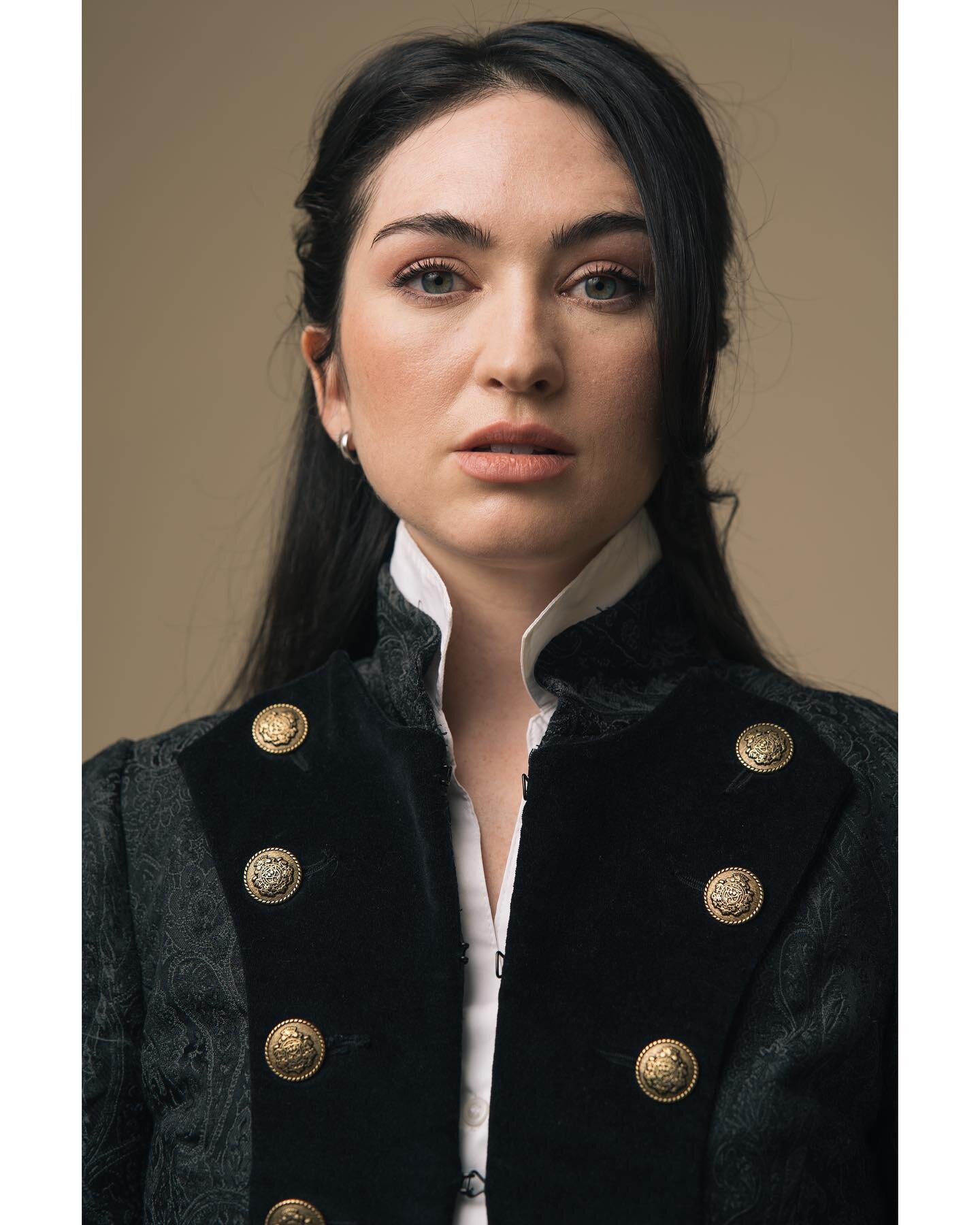 𝐖𝐨𝐦𝐚𝐧 𝐢𝐧 𝐚 𝐩𝐞𝐫𝐢𝐨𝐝 𝐩𝐢𝐞𝐜𝐞 𝐩𝐮𝐫𝐬𝐢𝐧𝐠 𝐚 &ldquo;𝐦𝐚𝐧&rsquo;𝐬&rdquo; 𝐜𝐚𝐫𝐞𝐞𝐫
.
.
📸/💄: @thealexleyva 
.
.
.
#actress #periodpiece #acting #casting #renaissancewoman #1776 #jomarch #revolution #portrait #lesmiserables