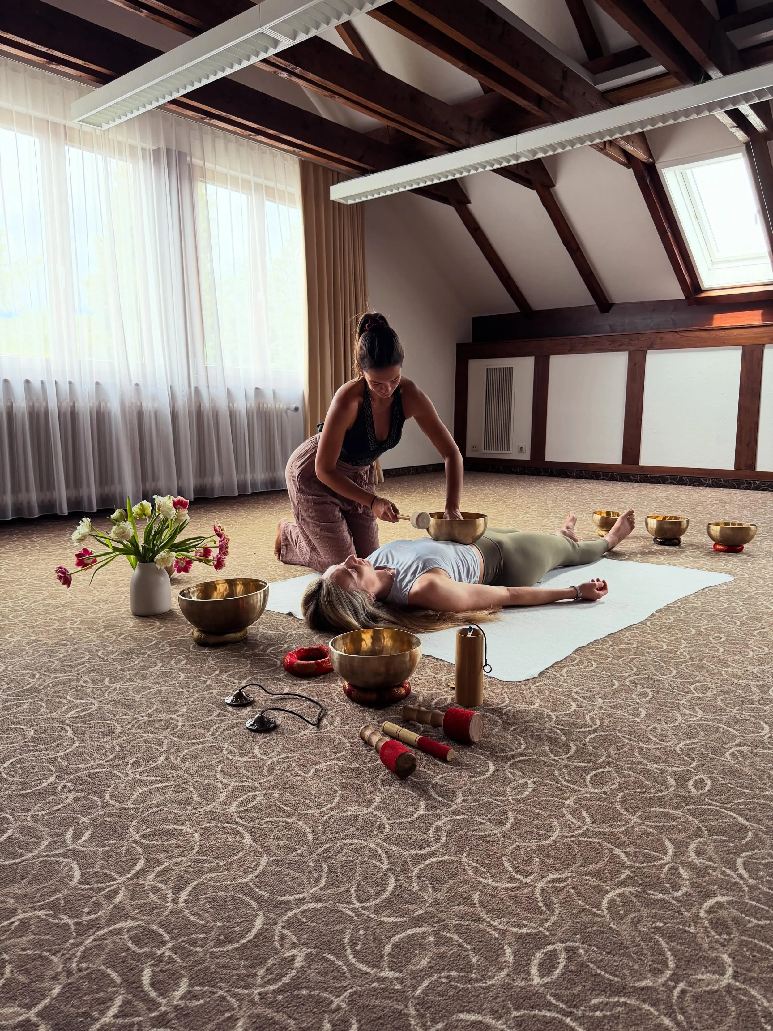 Lately I&rsquo;ve been exploring the power of soundhealing more deeply 🎶
A chakra sound bowl set has become a beautiful addition to my work, each bowl offering its own unique vibration.

Used intentionally, these sounds create space to slow down, re