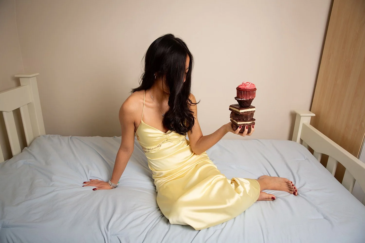 Food is Not the Enemy.

Every time I ate, it only got worse. The food I kept swallowing felt like burning coals as it
reached my stomach, each gulp firing a new pain. In my head, food was the enemy, not the stress I was experiencing, so I tried to fi