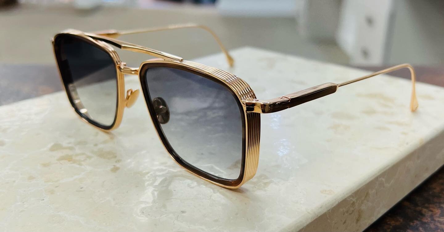 Brad by @johndalia 

This high-end sunglass collection obeys the natural laws of luxury: precision, desirability and timelessness. 
#johndalia #luxurysunglasses #handmadesunglasses #goldplated #artisaneyewear #eyewearboutique #madeinfrance #independe