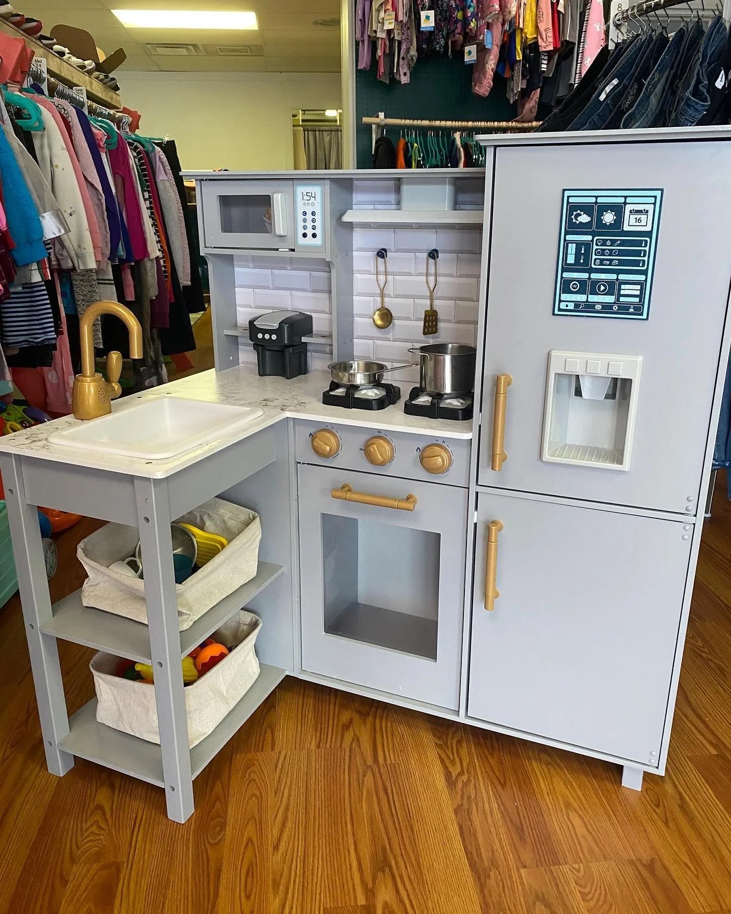 Do your Christmas toy shopping at p4g THRIFT! 🧸
This like new play kitchen comes with all kinds of plastic foods and utensils for $70! 🧑🏽‍🍳
🛍️ P4G Thrift
506 N Main St. Mount Vernon
.
.
.
.
@place4grace 
@p4g_thrift 
#place4grace #p4gth