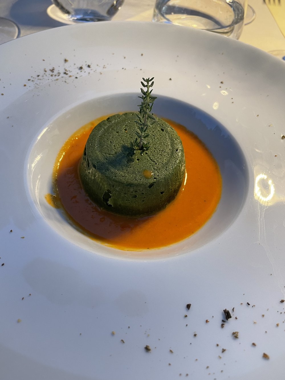 Sformatino di verdure su crema di peperoni