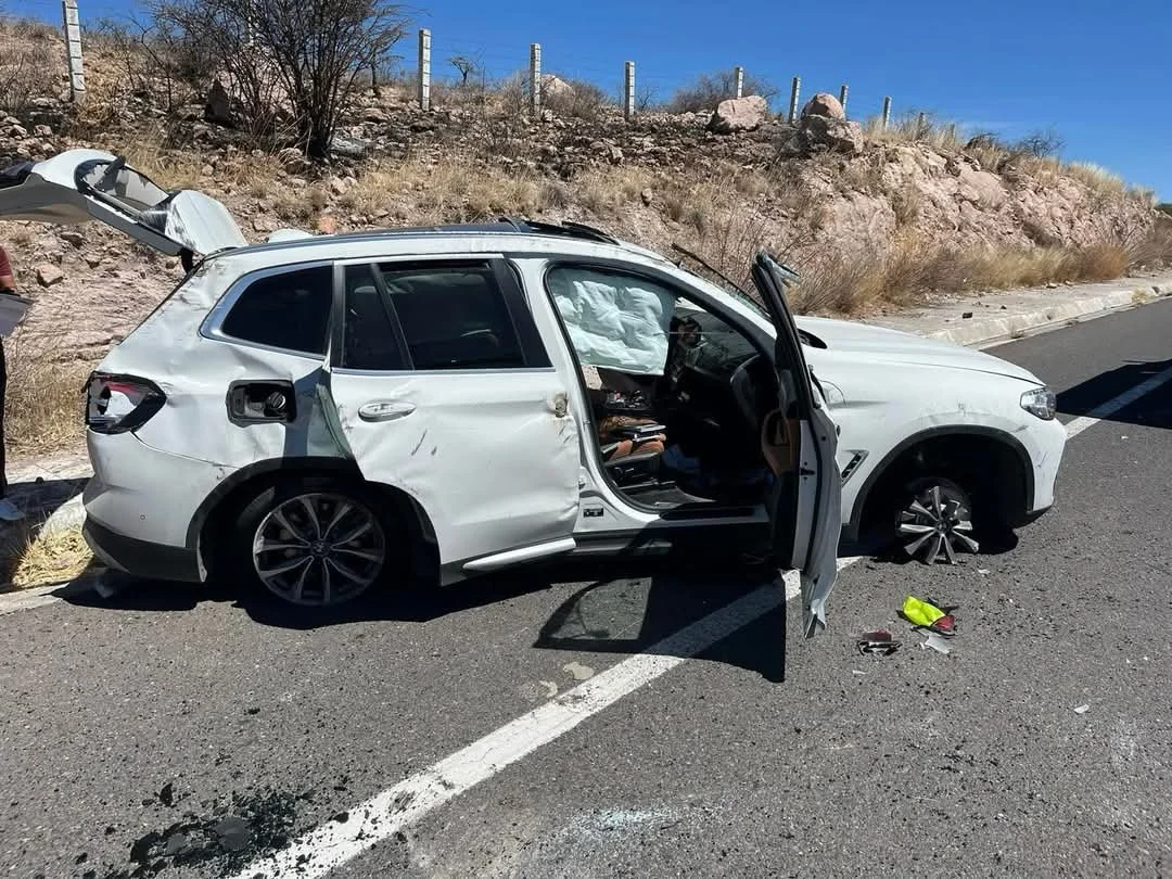 Vuelca una familia en la carretera federal 45 tramo Sombrerete-Sain Alto
