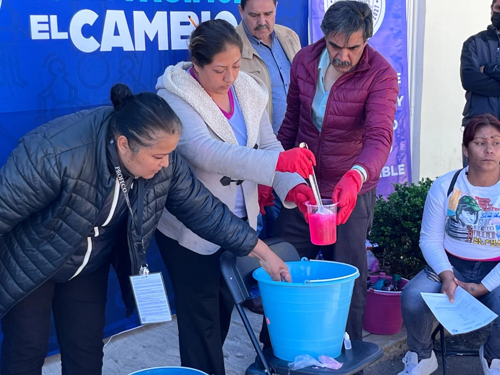 Capacitan a vecinos de la colonia Europa en elaboración de productos de limpieza