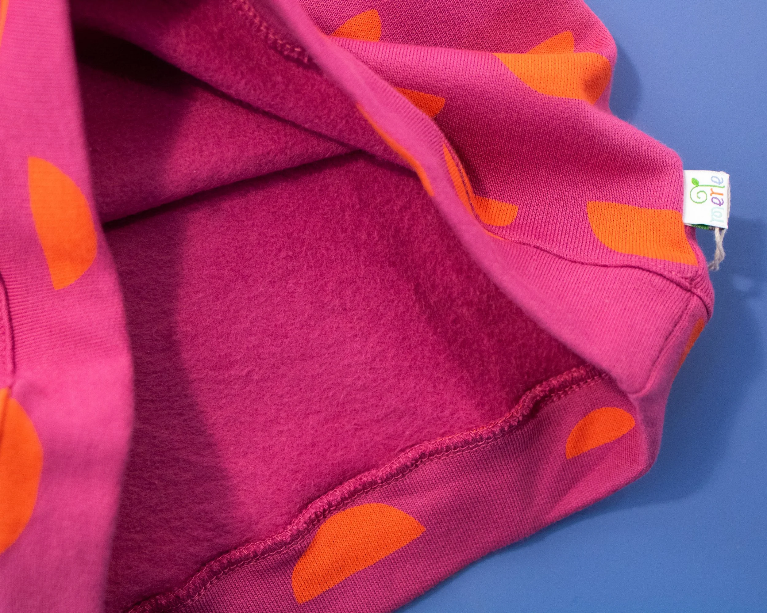 sp-Blau-raglan-bee-detail.jpg