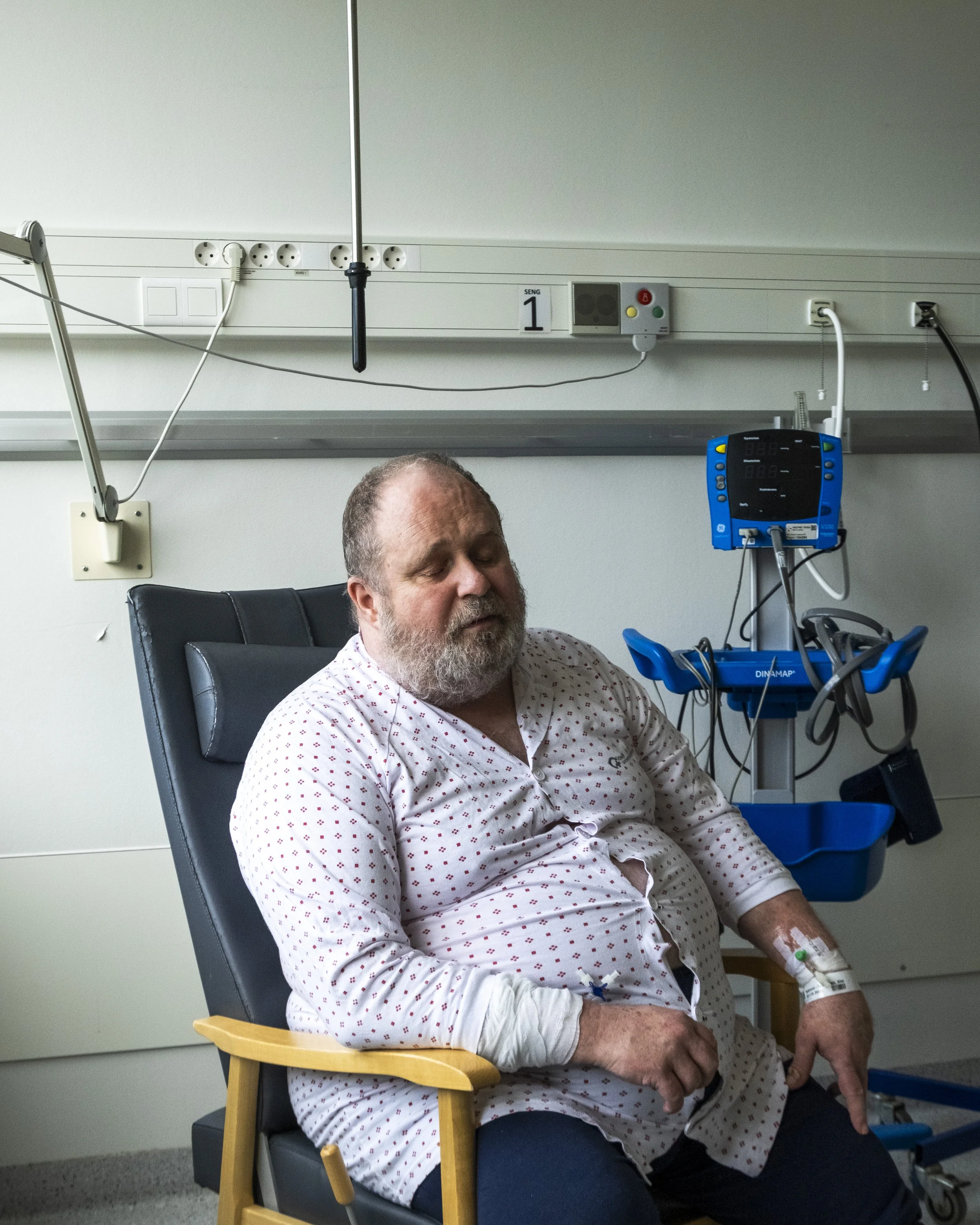 Allan (56) is infected with a meat eating bacteria in his leg. He is begging to have it removed.