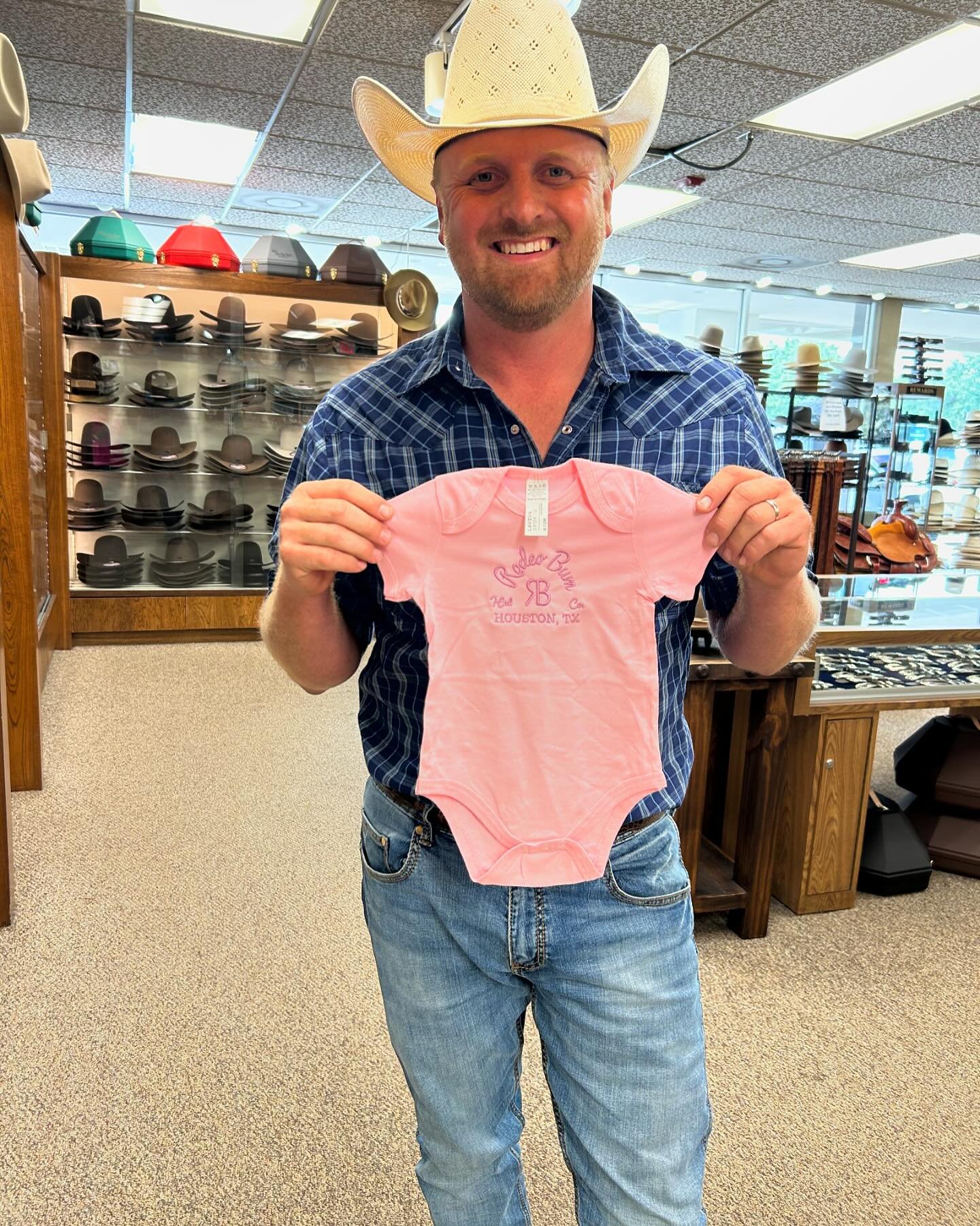 We are so excited for Eli and Anna&rsquo;s addition! Congratulations and we can&rsquo;t wait to see her sporting her new fit! 🤠

#baby #rodeobumbaby #rodeobum #bestdressed #justlikedad #daddysgirl #musician #sponsored #apparel #hats #cowboyhats #the