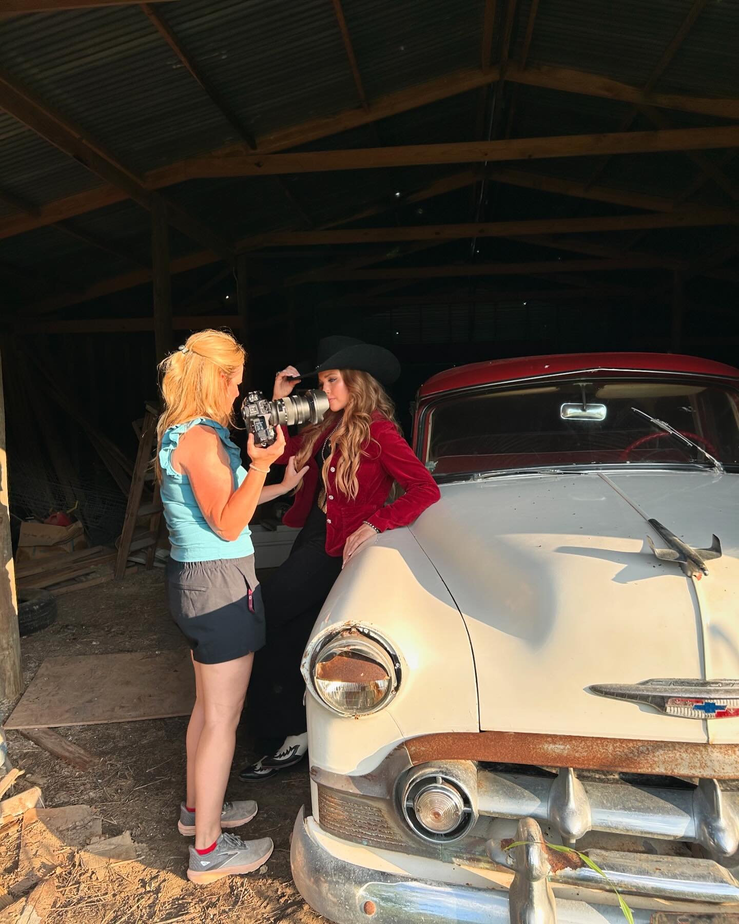 A little behind the scenes of what&rsquo;s to come with our newest photos for an upcoming catalog. 
We had the best photographer, best models and best lighting for the photo shoot last night!

#deemcguirephotography #rodeobum #cowboy #cowgirl #wester