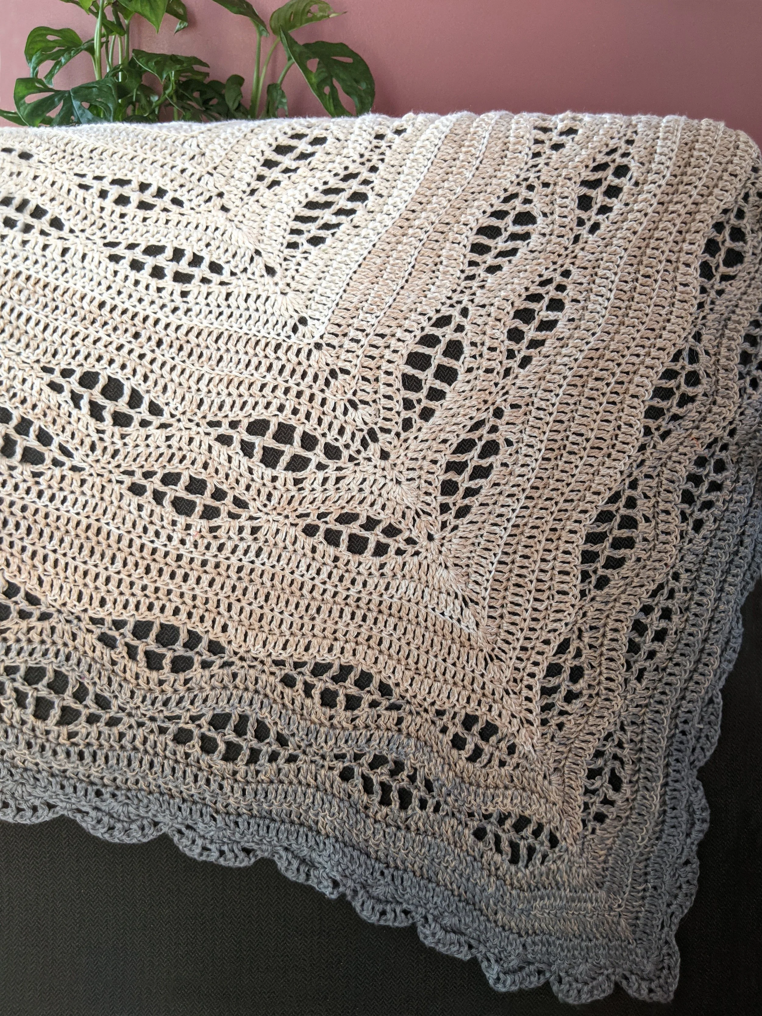 Jeté crochet beige.jpg