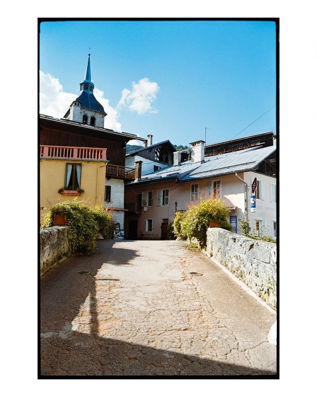 On my way to Roselend, I stopped for a while in the village of Beaufort. The sun had finally come out, the trees were dressed in their autumn colours, and I had a roll of Kodak Portra 400 pushed one stop loaded in the Nikon F3T.
π· Nikon F3T
π₯ Nikk