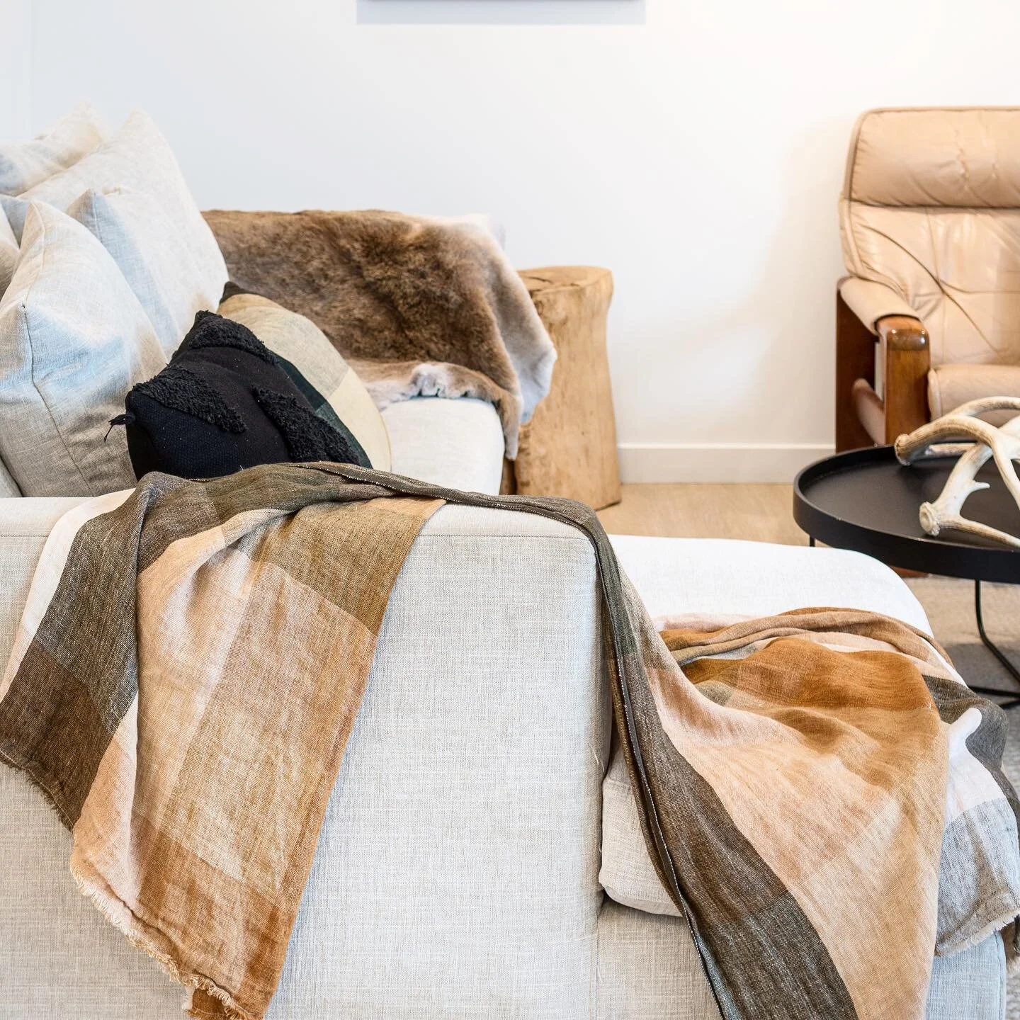 MAKE IT STAND OUT 🤎 

We love the warm and neutral tones @citta 

Tag someone who would love this space 🙌🏻