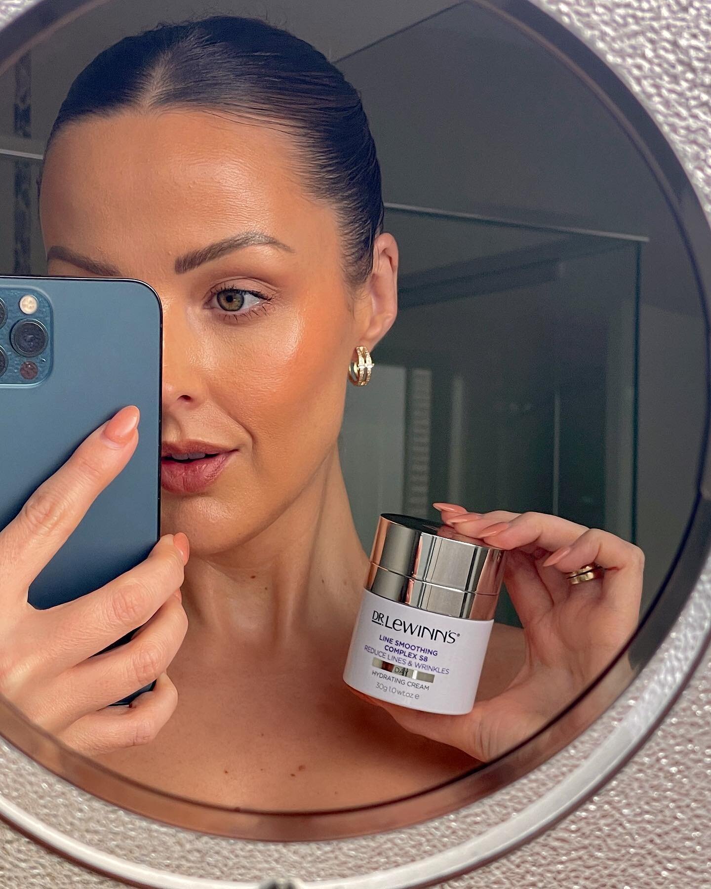 &quot;I've always said that the best way to achieve a glowy base is to spend that 1 minute in the morning popping on your skincare, trust me! It makes the BIGGEST difference!&quot;

@rachel_de_oliveira has nailed her glowy skin base with the @drlewin