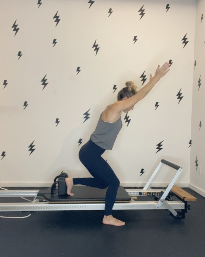 Had me some unexpected free time in the studio this evening and this is what I came up with. Love a good glute workout! Give it a try and let me know what you think. Have a feeling my bum is gonna be a bit sore tomorrow! ⚡️🍑 🔥 

#pilates #leslievil