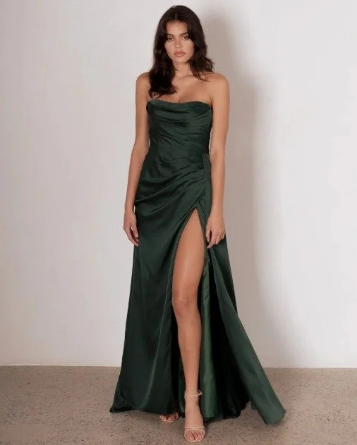 Looking for Bridesmaid Dresses in the same colour but different styles? These Strech Satin Gowns from @taniaolsendesigns might be the perfect fit! Coming in a range of cuts these dresses can all be ordered in the same colour. 

But make sure to get i