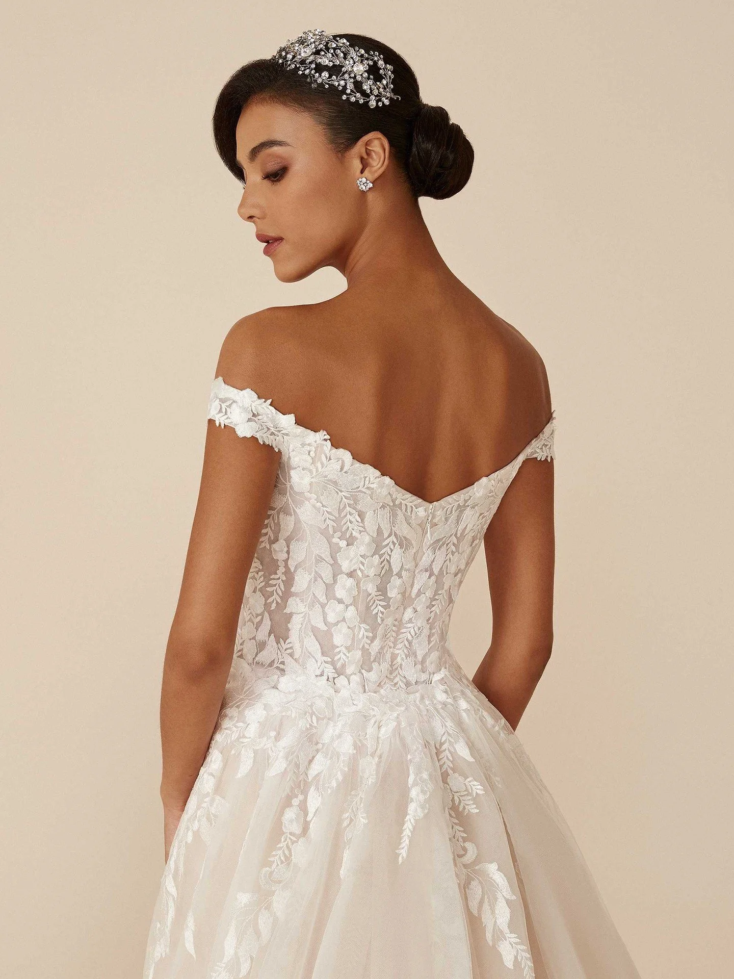 Looking for a last minute wedding gown? Diedra is available as an off-the-rack sale piece!
Fit and flare, off the shoulder lace gown, with a matching overskirt.
Size 10, available in Brunswick, call us for the price ✨

#salegown #lastminutebride #syd