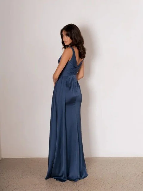 Simple and sleek in 𝘗𝘦𝘵𝘳𝘢 💙

Available in 15+ colours

#bridesmaid #2027bride #satindress #fitandflare #taniaolsen