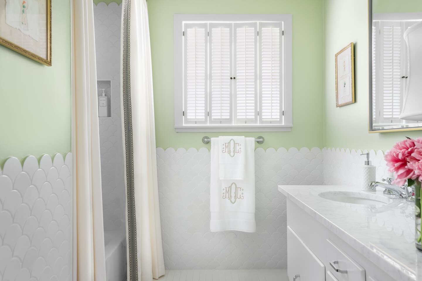 The cutest little wainscot you ever did see! 🛀