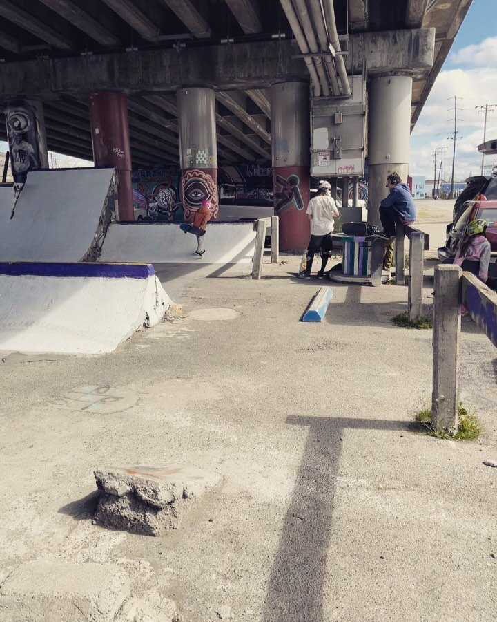 Did you know that there&rsquo;s a skatepark under the 11th st bridge? @11thstdiy

It has been designed, engineered, constructed and funded by the local skateboarding community. 

Each bag of concrete was mixed by hand, cinder blocks stacked by volunt