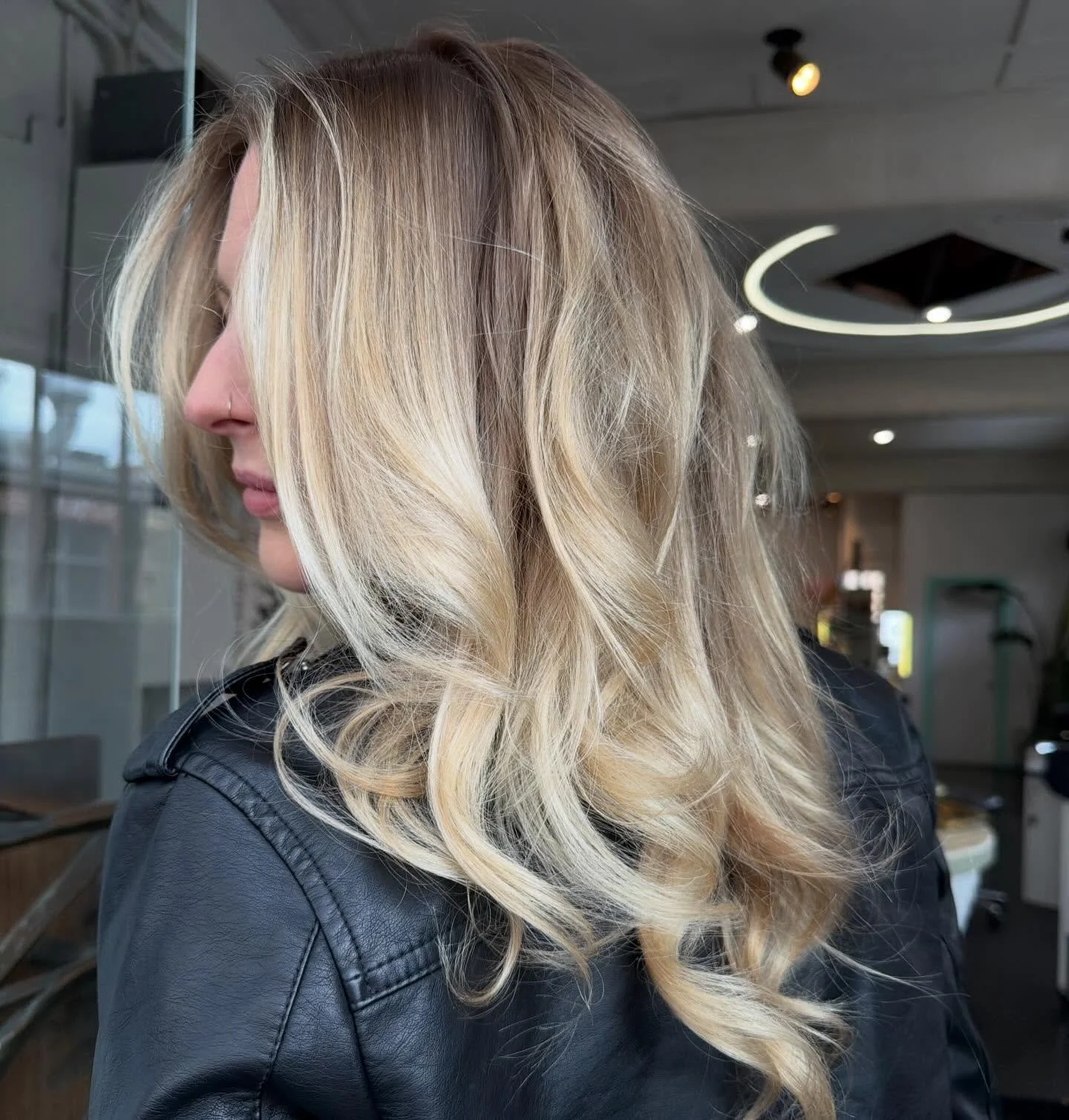 WHEN TO ADD A ROOT MELT 👌 

You want more contrast, lower maintenance and more poppy ends 💕 

We LIVE for colours like this 🤤  using @davines_australia @davinesofficial  And have become known as the best blonde salon in Fitzroy because of it 🫡

#