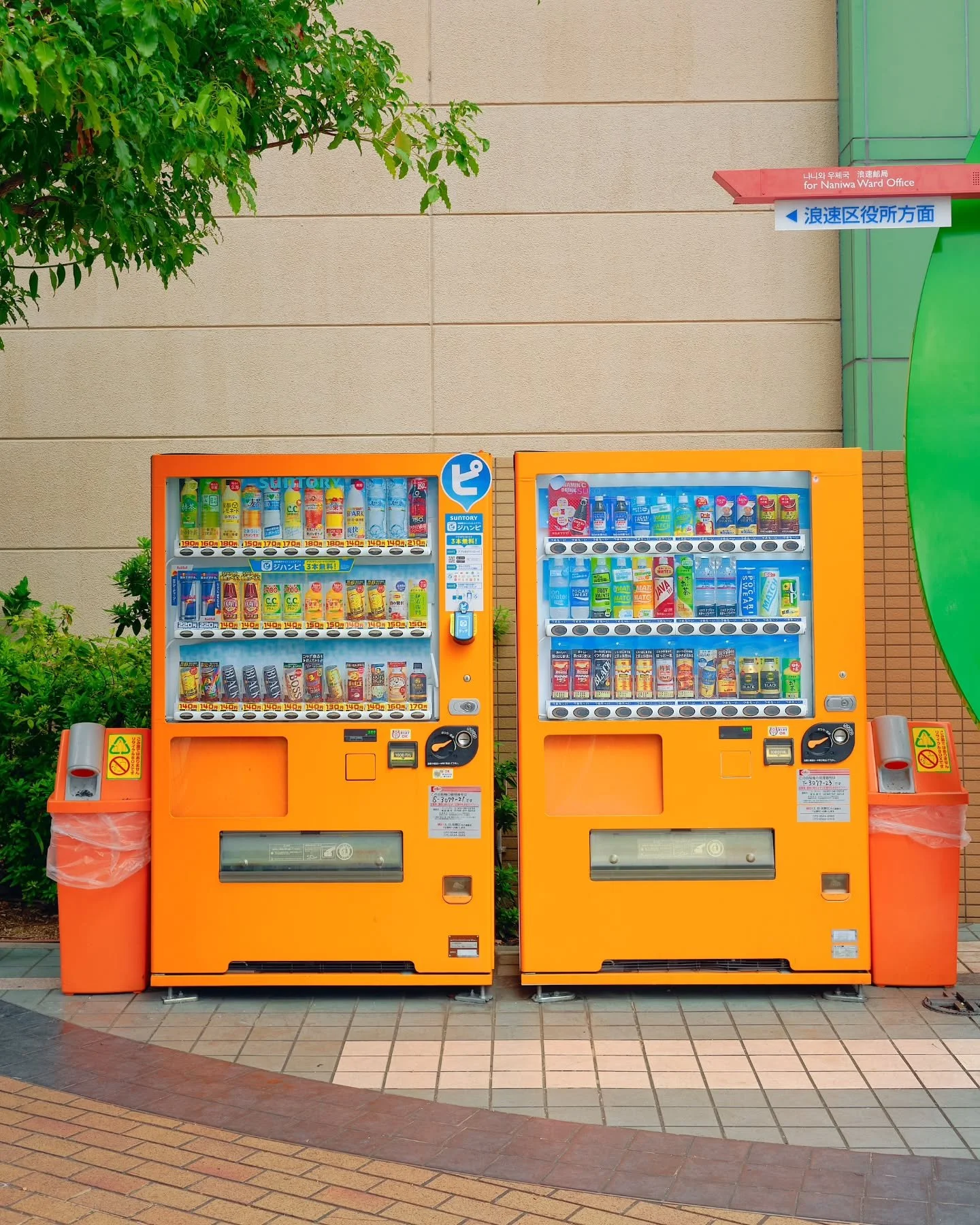 🍥When I last went to Japan I really focused in on the people but with overtourism and seeing videos on socials of tourists bothering the locals that felt a bit off.

👁️So this time, I hyper fixated on the details and something that kept coming up f