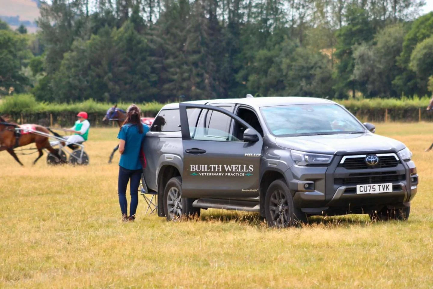 On Call and ready to go 🐴

Sarah was out on Saturday as the on call vet for the Newbridge on Wye Trotting Races being on hand for any veterinary needs throughout the day.

You can't miss her - the Builth Vets truck is looking brilliant and easy to s