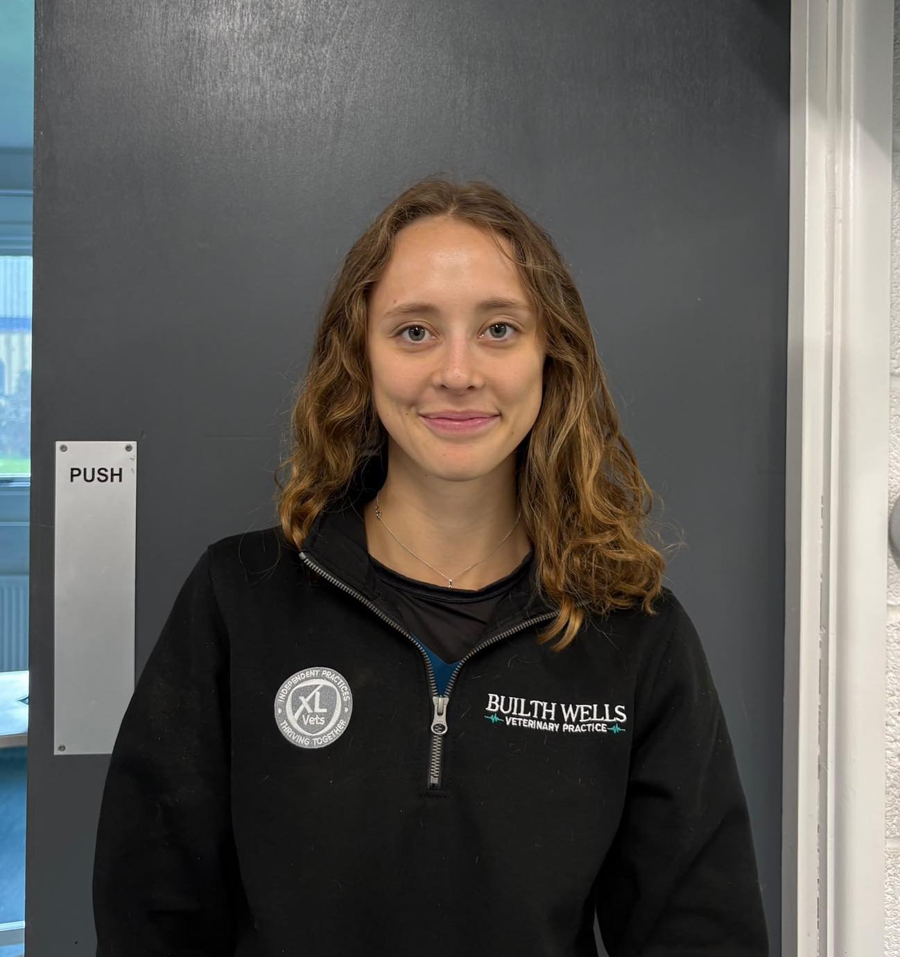 🎉 NEW MEMBER OF THE TEAM! 🎉

Introducing Eve, who has recently joined us as a Veterinary Surgeon!

Originally from the outskirts of Manchester, Eve studied Veterinary Medicine at Cambridge before making the move to Wales to begin her veterinary car