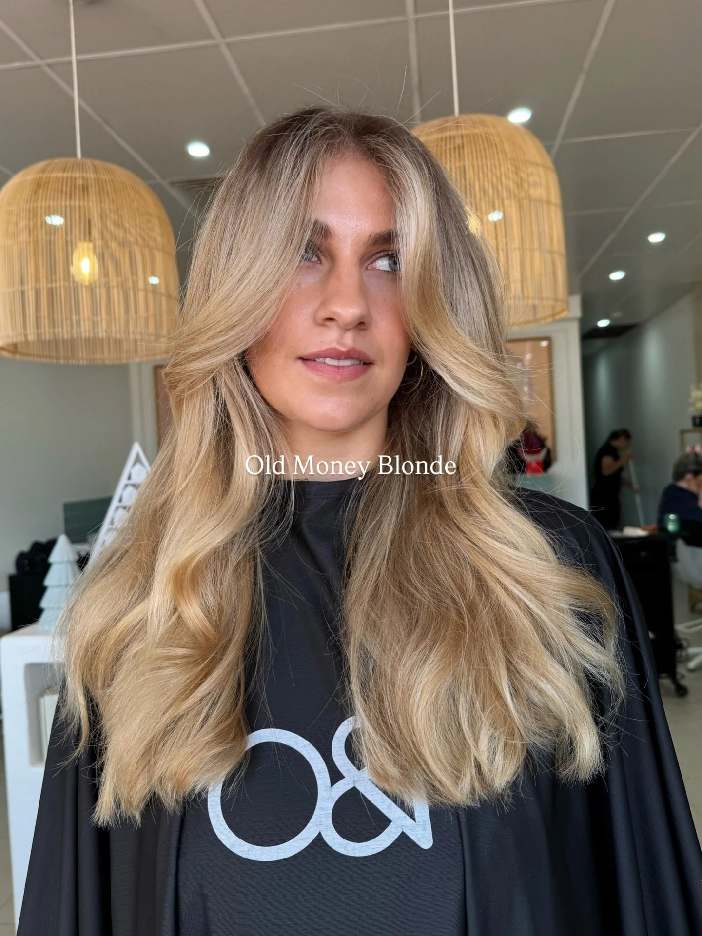 Brightening up while seamlessly blending with the natural so the grow out is low maintenance and smooth 

We added in a much needed fusio-dose treatment to add back all the hydration her hair needed post Bali trip, trimmed off the dead ends and finis