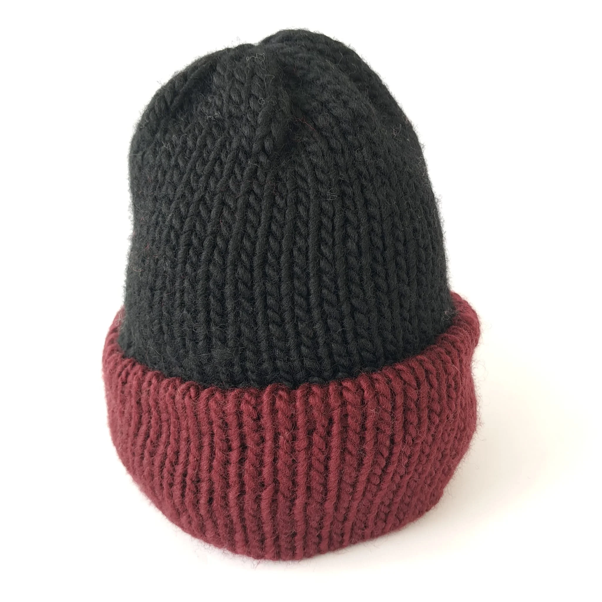 Mütze schwarzbordeaux.jpg