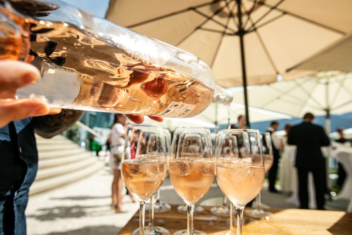 scalaria-eventhotel-eventlocation-drinks-champagne-service-beach-outdoor.jpg