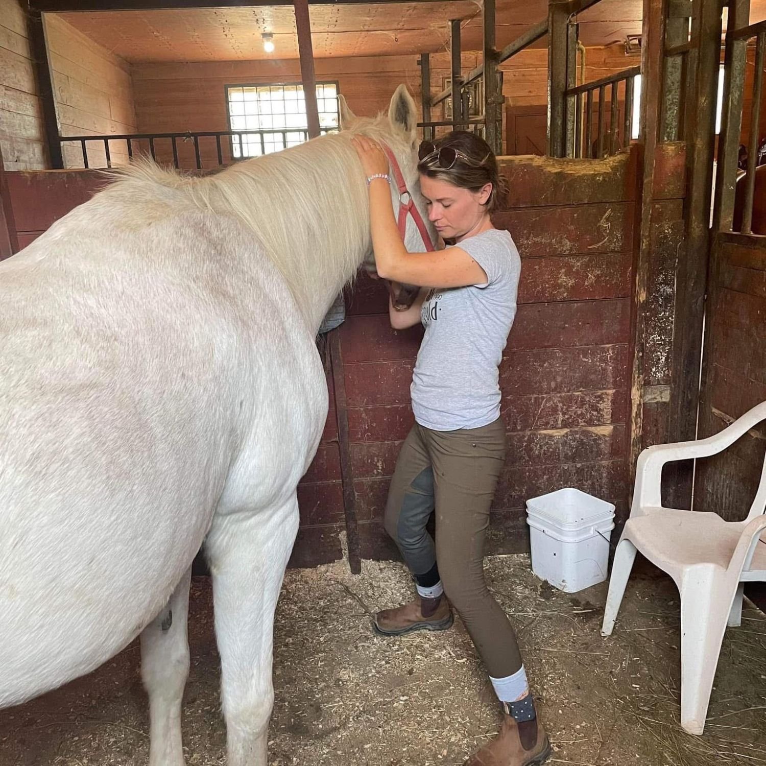 Méthode de massage Masterson effectuée par Anissa Durocher dans une écurie à Beloeil