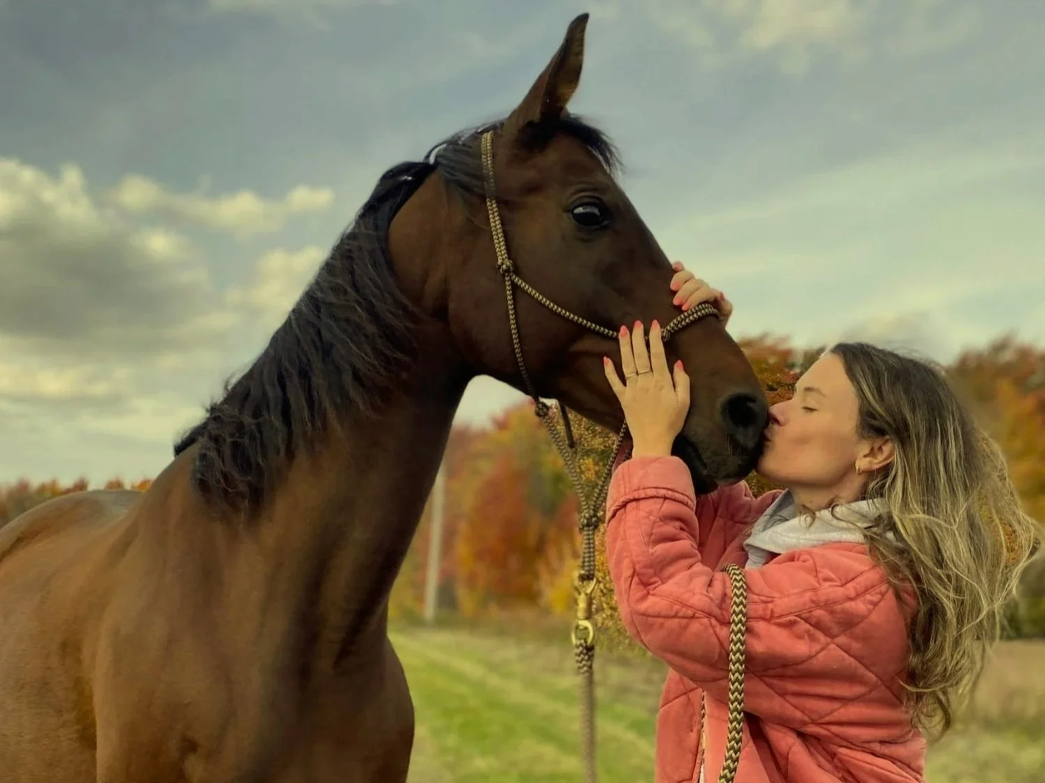 Soin de massothérapie équine, Anissa et son cheval sur la Rive-Sud de Montréal