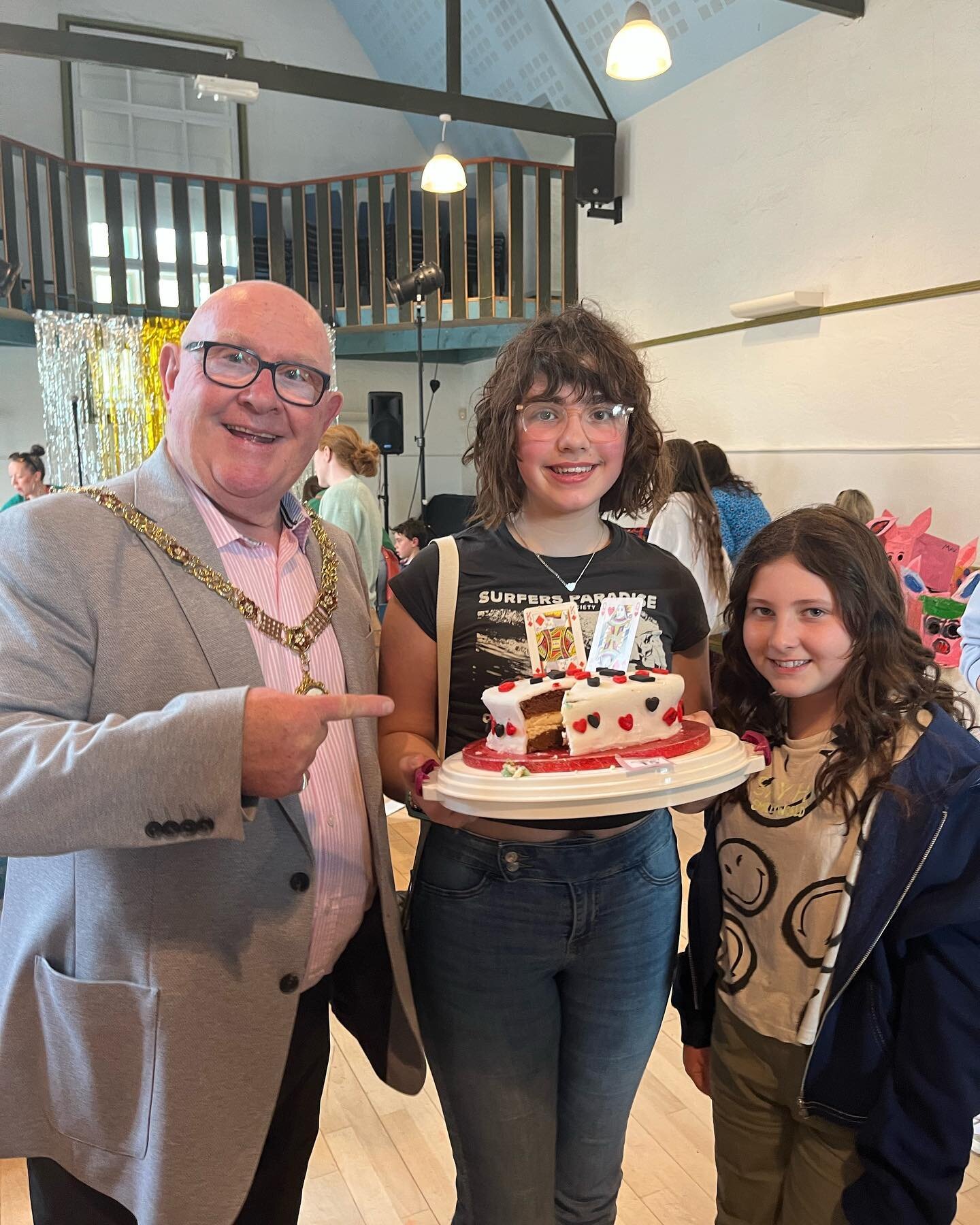 The 2023 Bake-Off winner has been announced!🎉🍾 The winning entry  was a raspberry chocolate sponge with a cheesecake layer made by Lucy, Nieve W. And Emma S. Pictured with judge Mayor Rob Appleyard. #larkhafestival2023