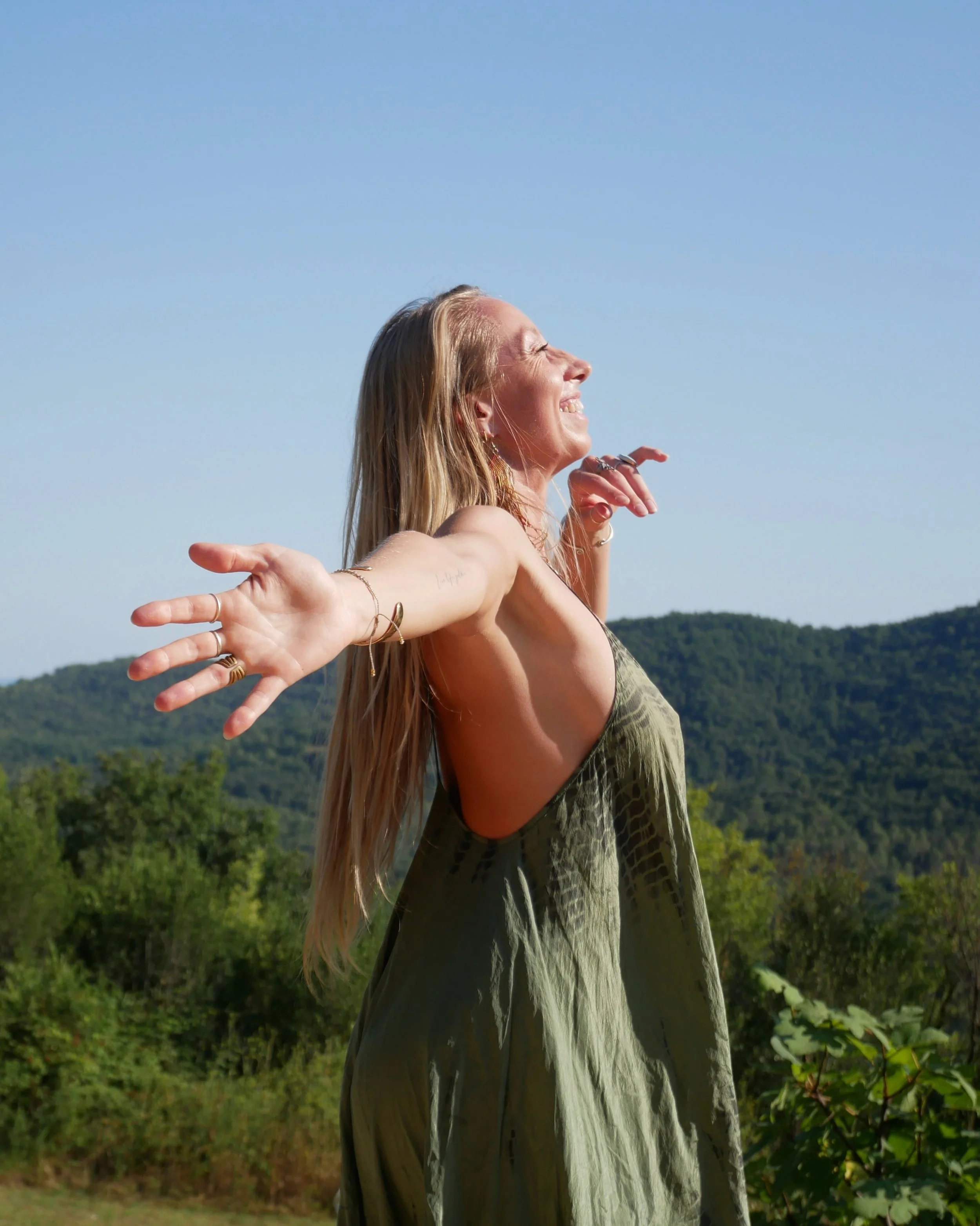 In exactly ONE WEEK, we gather at Amara Valley for my yearly 6-Day Yoga Intensive &amp; Retreat✨

Imagine 6 full days dedicated entirely to you: 

🤸&zwj;♂️ Lots of movement: Dynamic Yoga &amp; Primal Moves 
🧘&zwj;♂️ Pranayama, Breathwork &amp; Medi