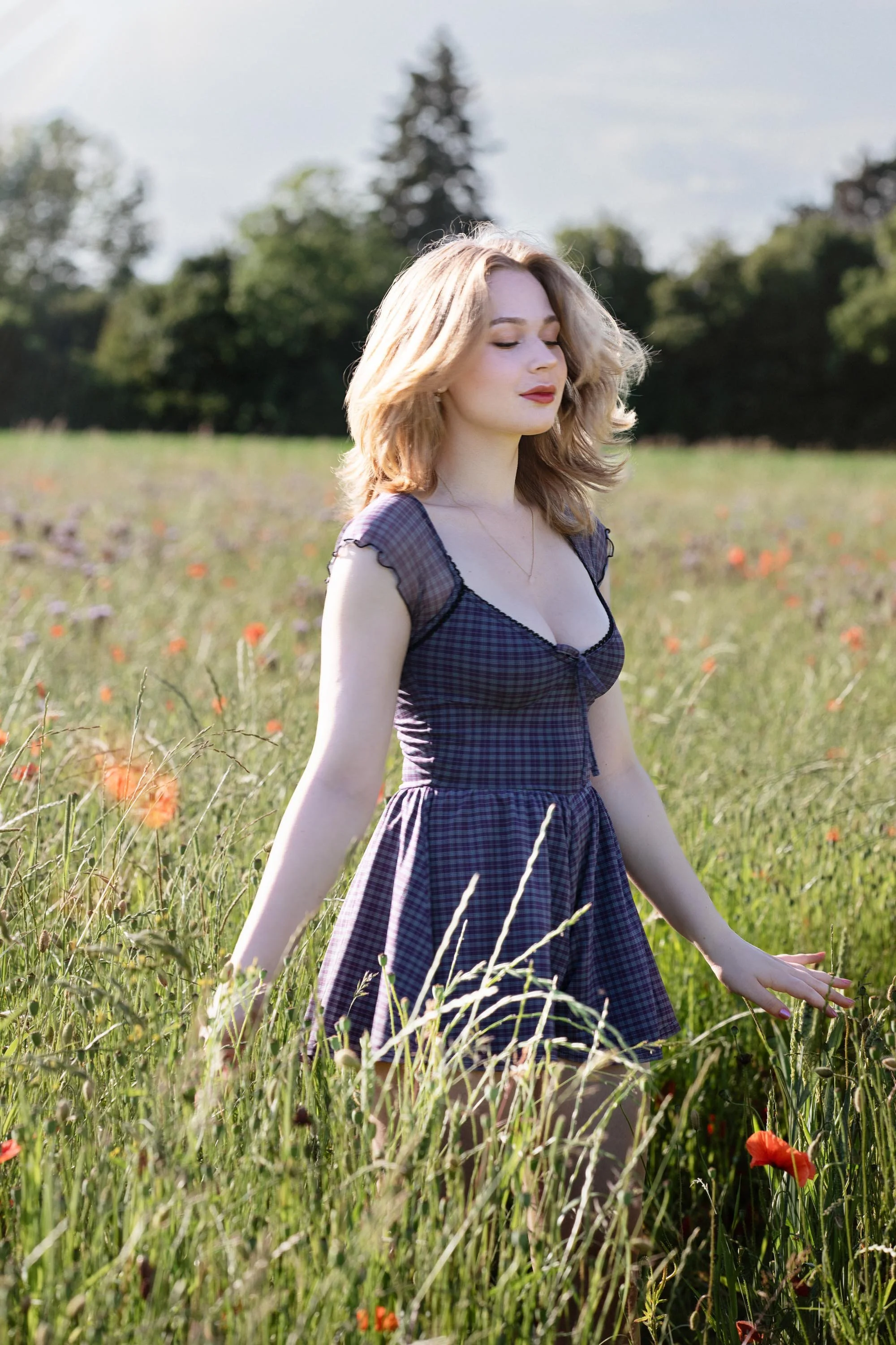 outdoorshooting weiblich im Sommer auf einer Wiese