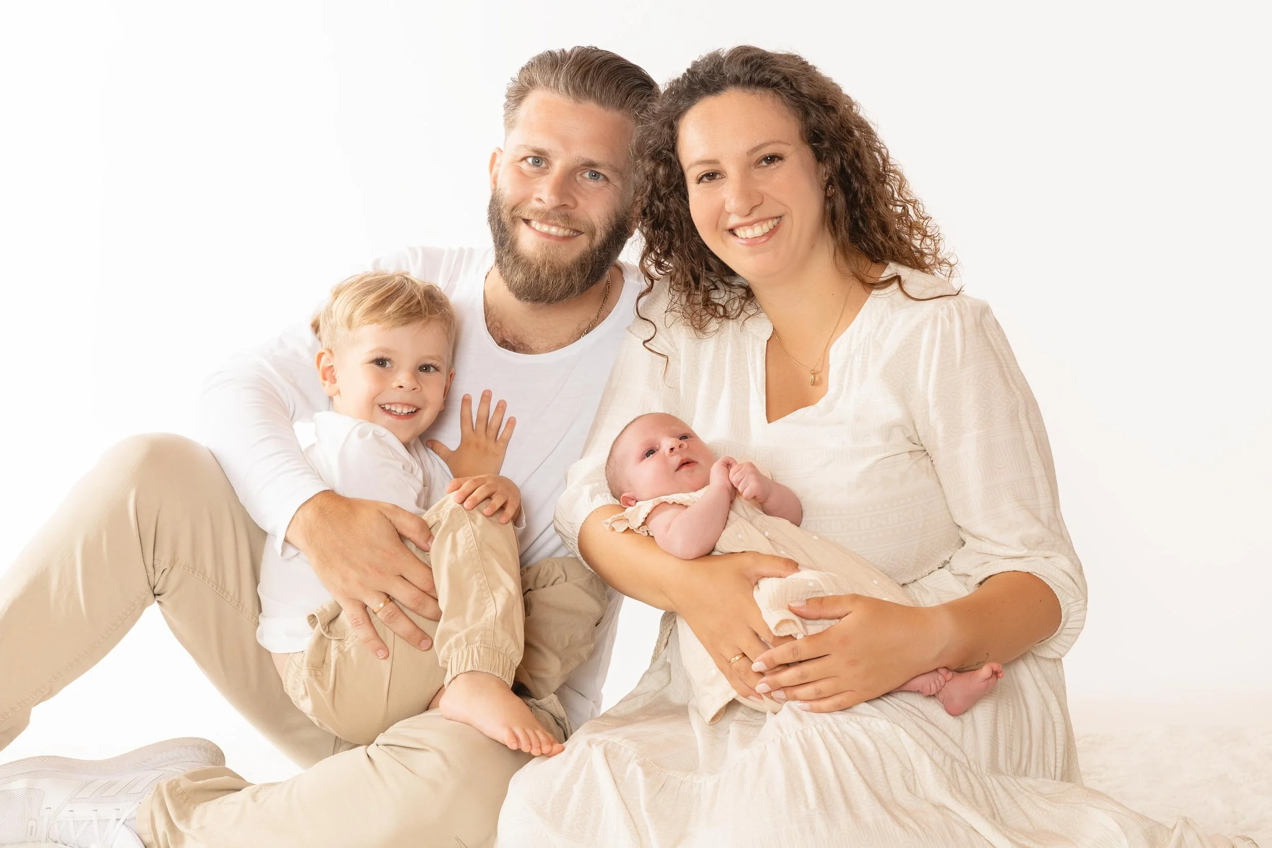 Familienfoto mit zwei kleinen Kindern in beigen Farben