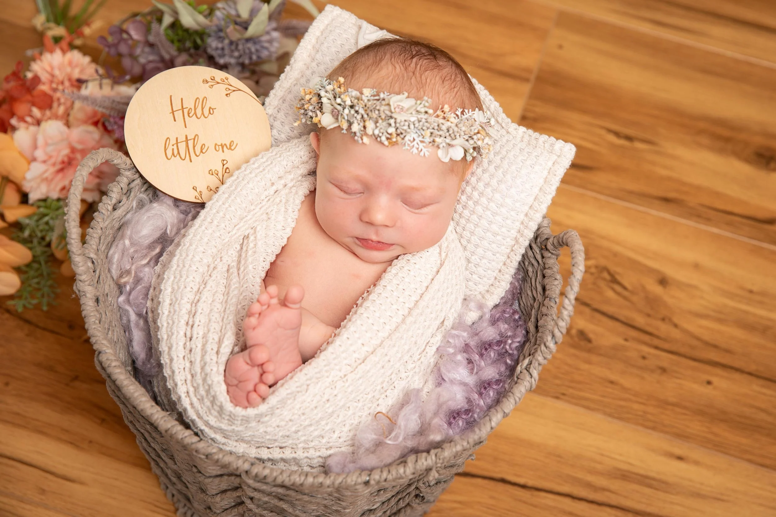 neugeborenenfoto neugeborenes Mädchen mit Blumenkranz