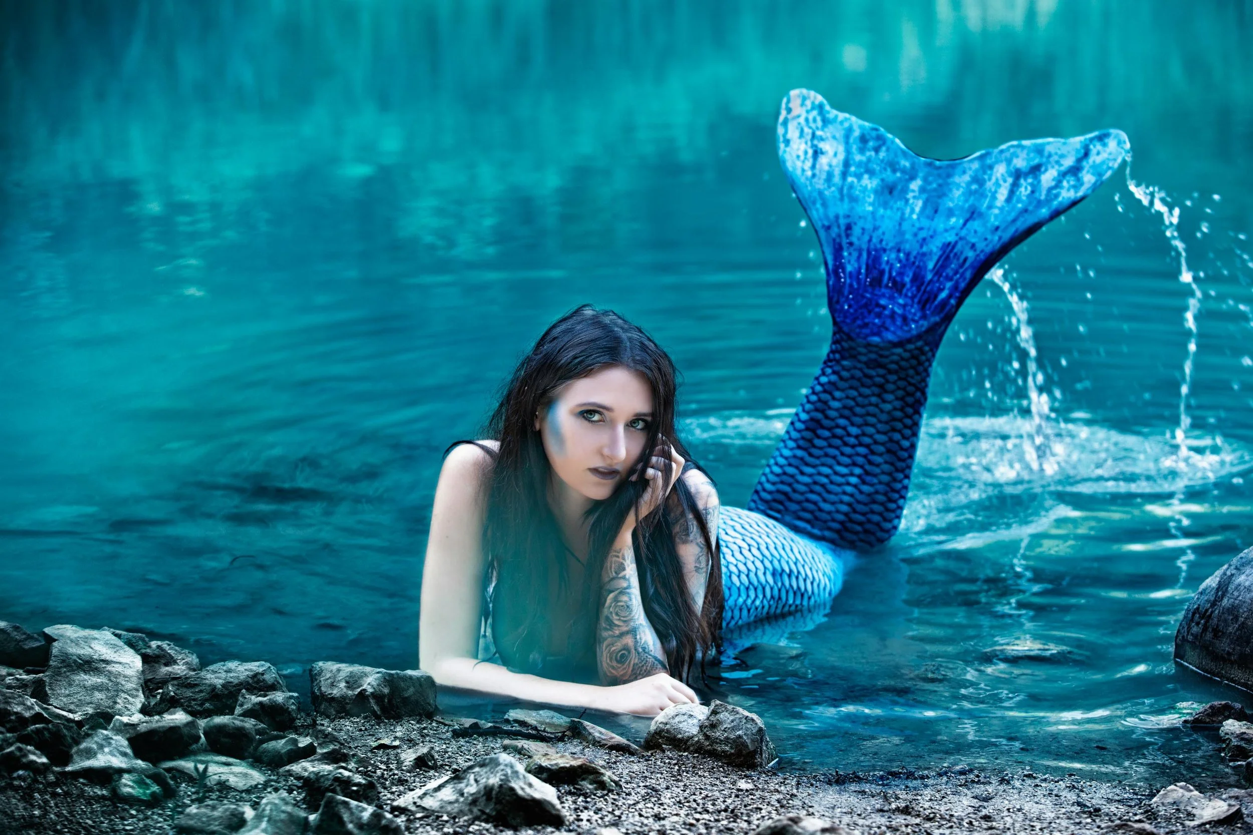 kreatives Porträt einer Frau im Wasser verkleidet als Meerjungfrau