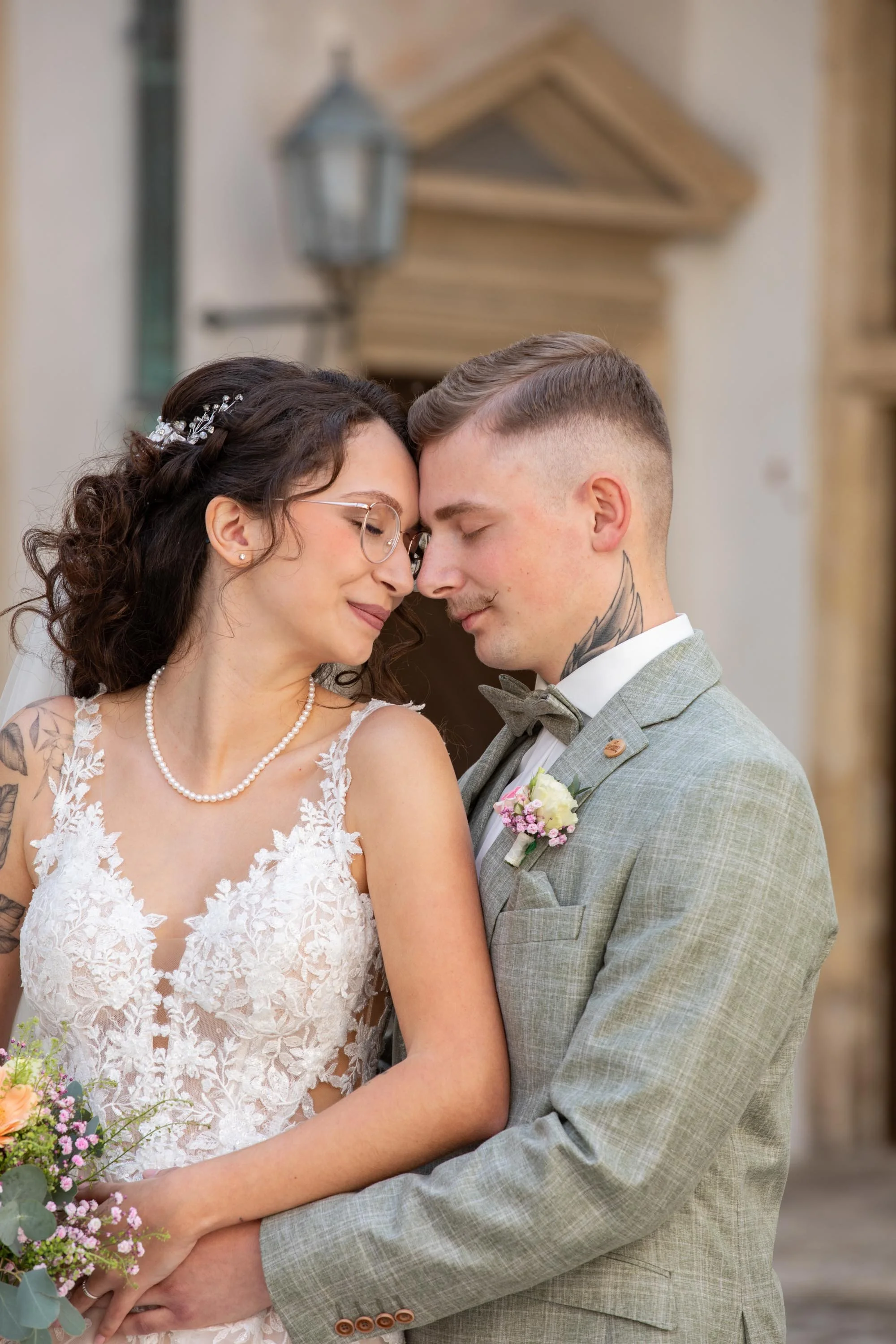 Brautpaar romantisch eng aneinander gekuschelt Fotoshooting am Hochzeitstag
