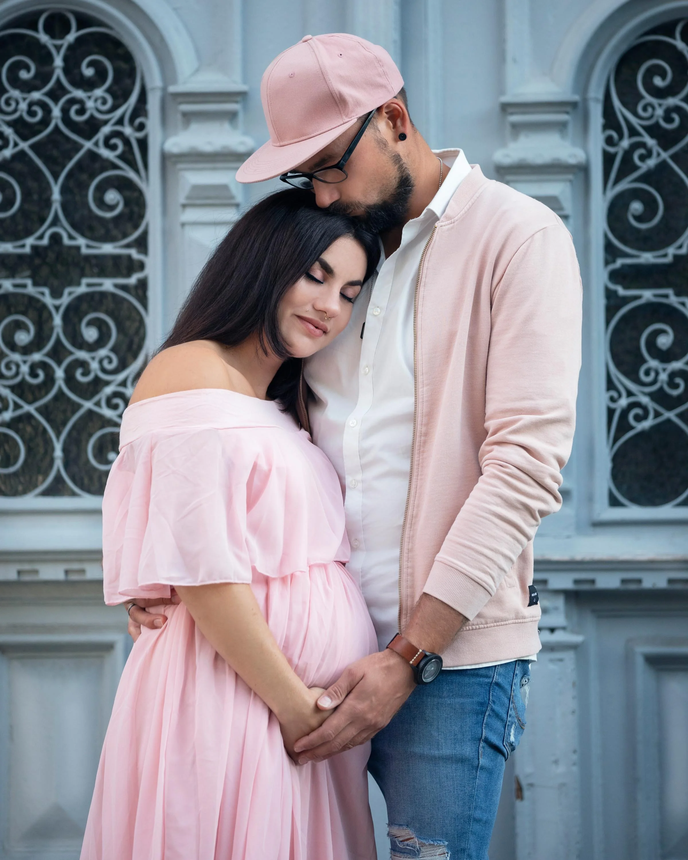 Pärchenfoto mit einer Schwangeren in der Altstadt von Neuburg an der Donau