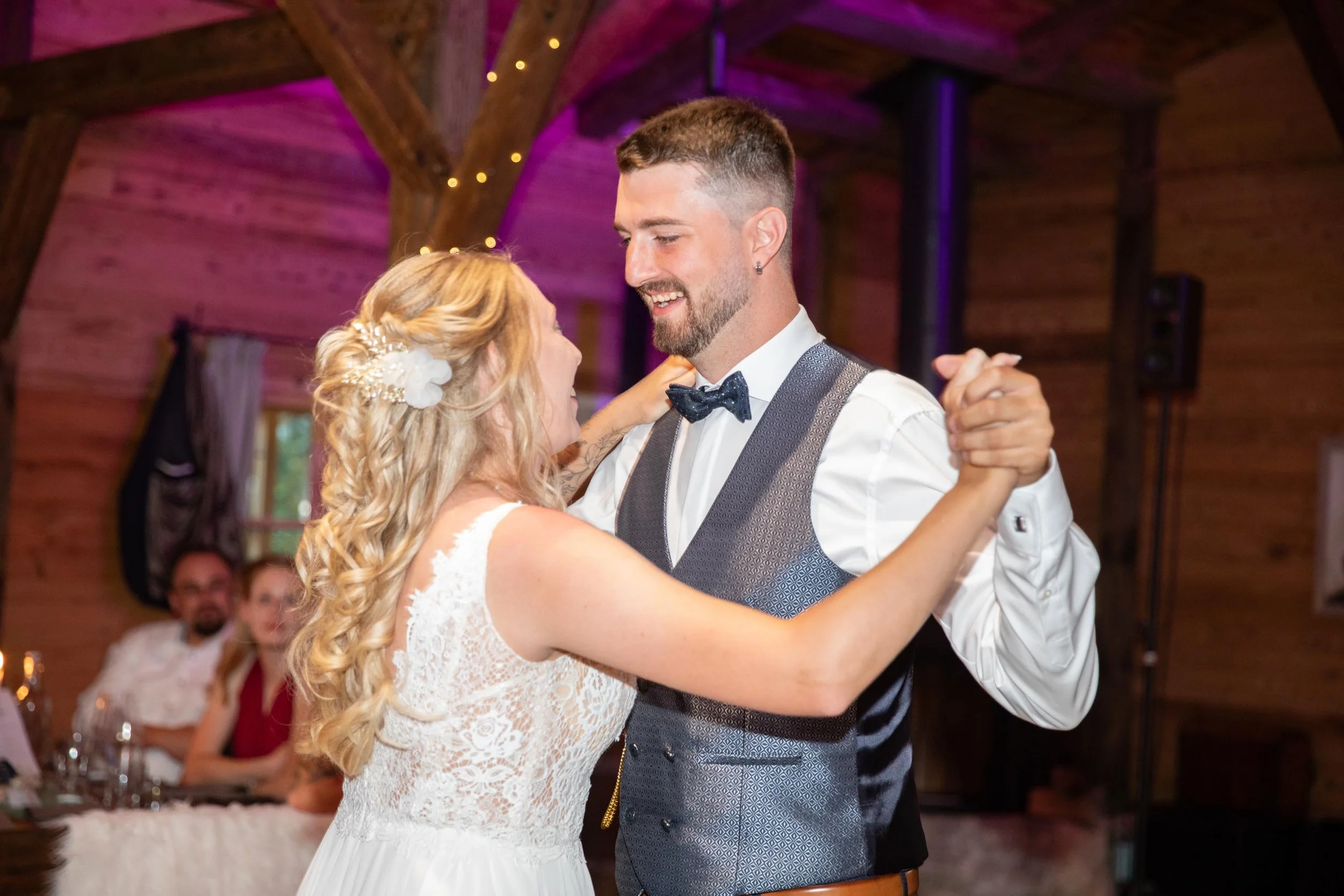 Foto des Brautpaares beim ersten Tanz zusammen