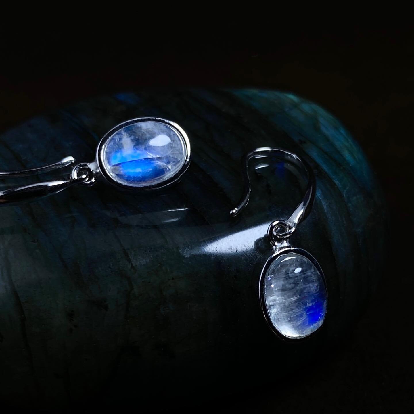 🌘✨🧝🏻&zwj;♀️
:moonstone:

*preorder available* 
100hkd off for preorder moonstone earrings

。。。。。

A slice of moonlight to hold.

Moonstone&rsquo;s ethereal beam was profoundly loved by the Greeks, Roman and even more during 1890&rsquo;s Art Nouveu