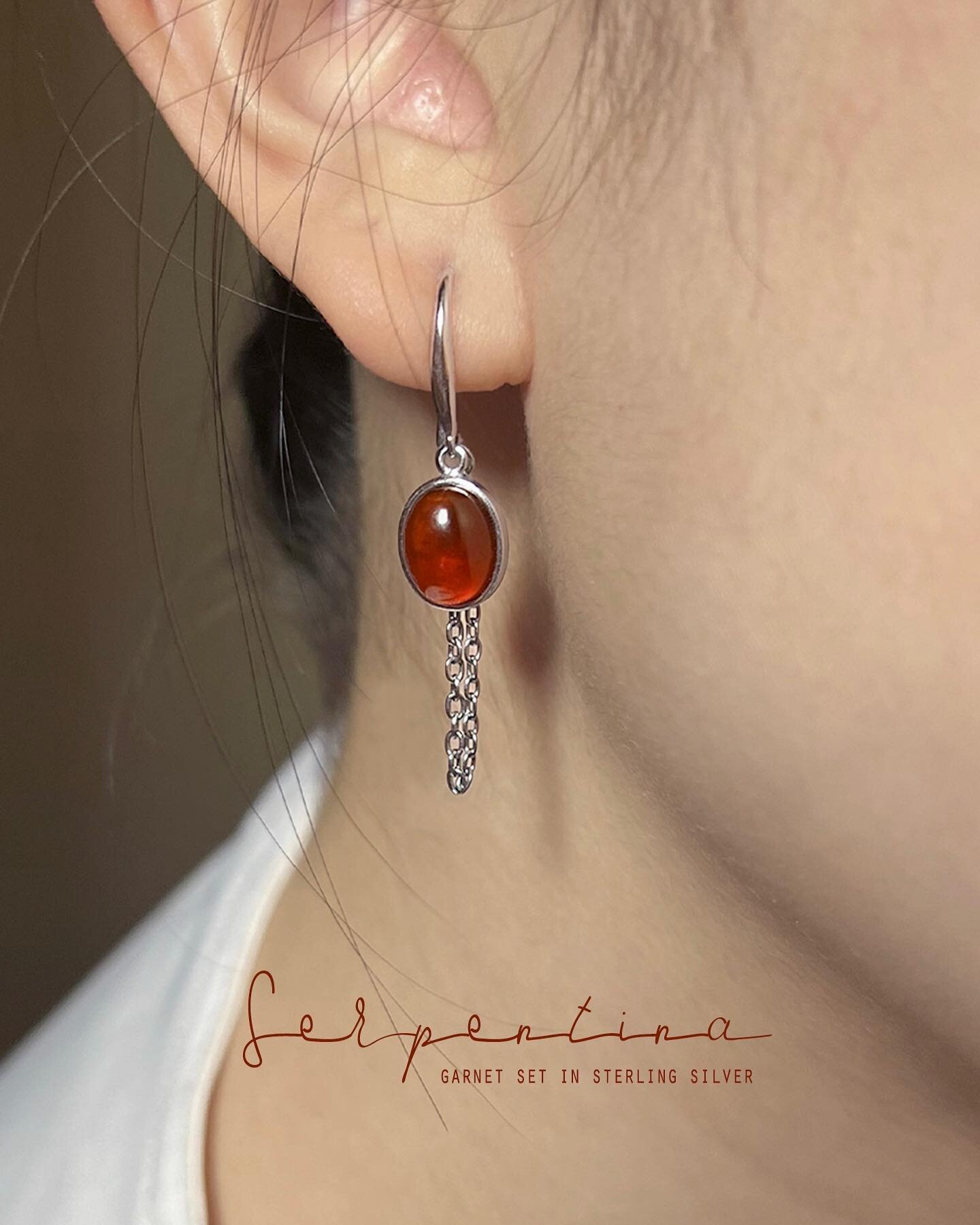 .
🥀Serpentina 

🫧🧪 
The perfect concoction of elegance with a dash of danger! Amongst cultures, garnets are the symbol of power, fertility, divine feminine and the protection stone for war! 

。

Serpentina 
-garnet set in 925 Sterling silver

。 

