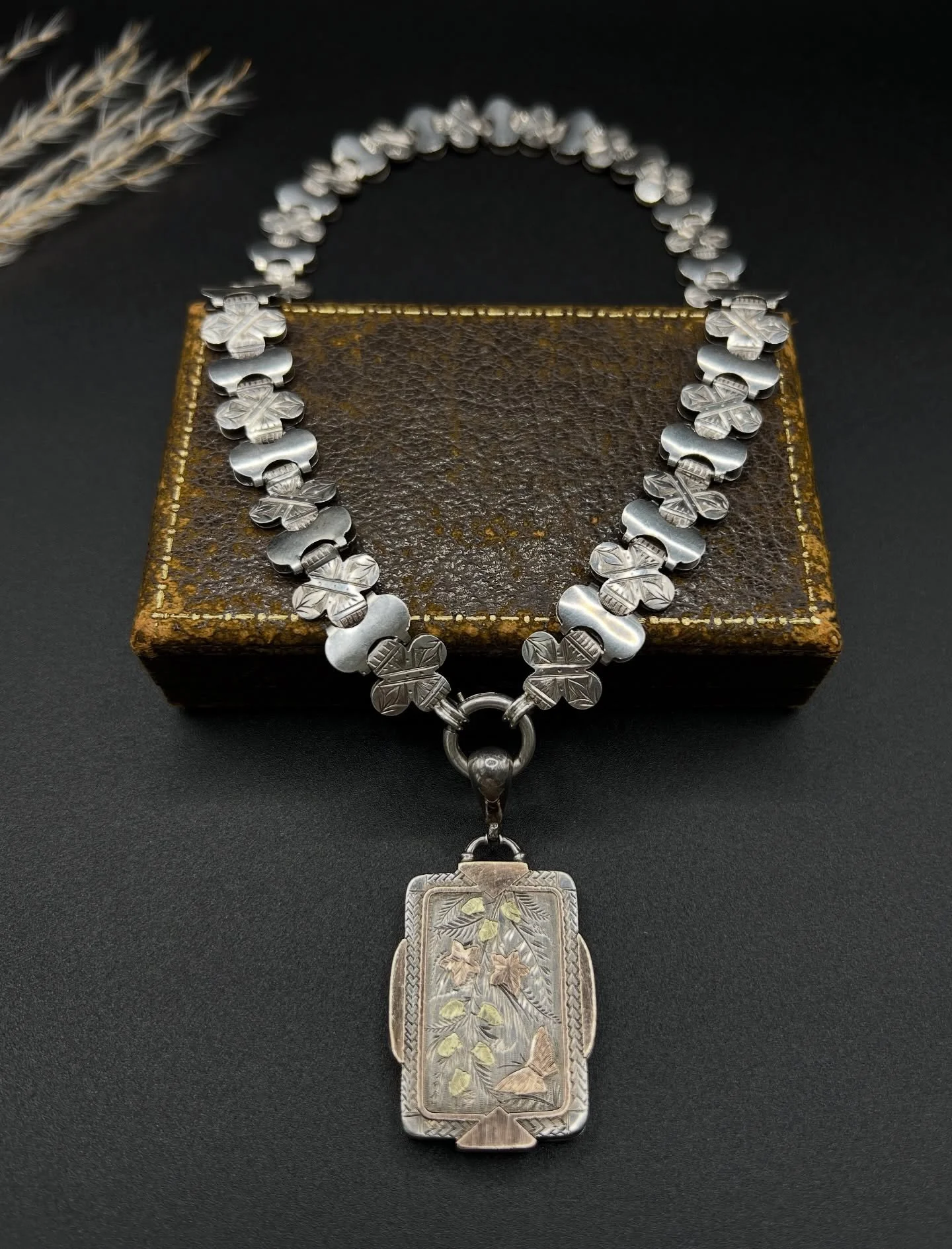 βοΈπ The Book Chain πβοΈ
β¨ A timeless treasure from the Victorian era β¨
This exquisite silver book chain necklace features an intricately engraved locket — a wearable work of art that whispers stories of a bygone age. πΏπ¦
Perfect for those wh
